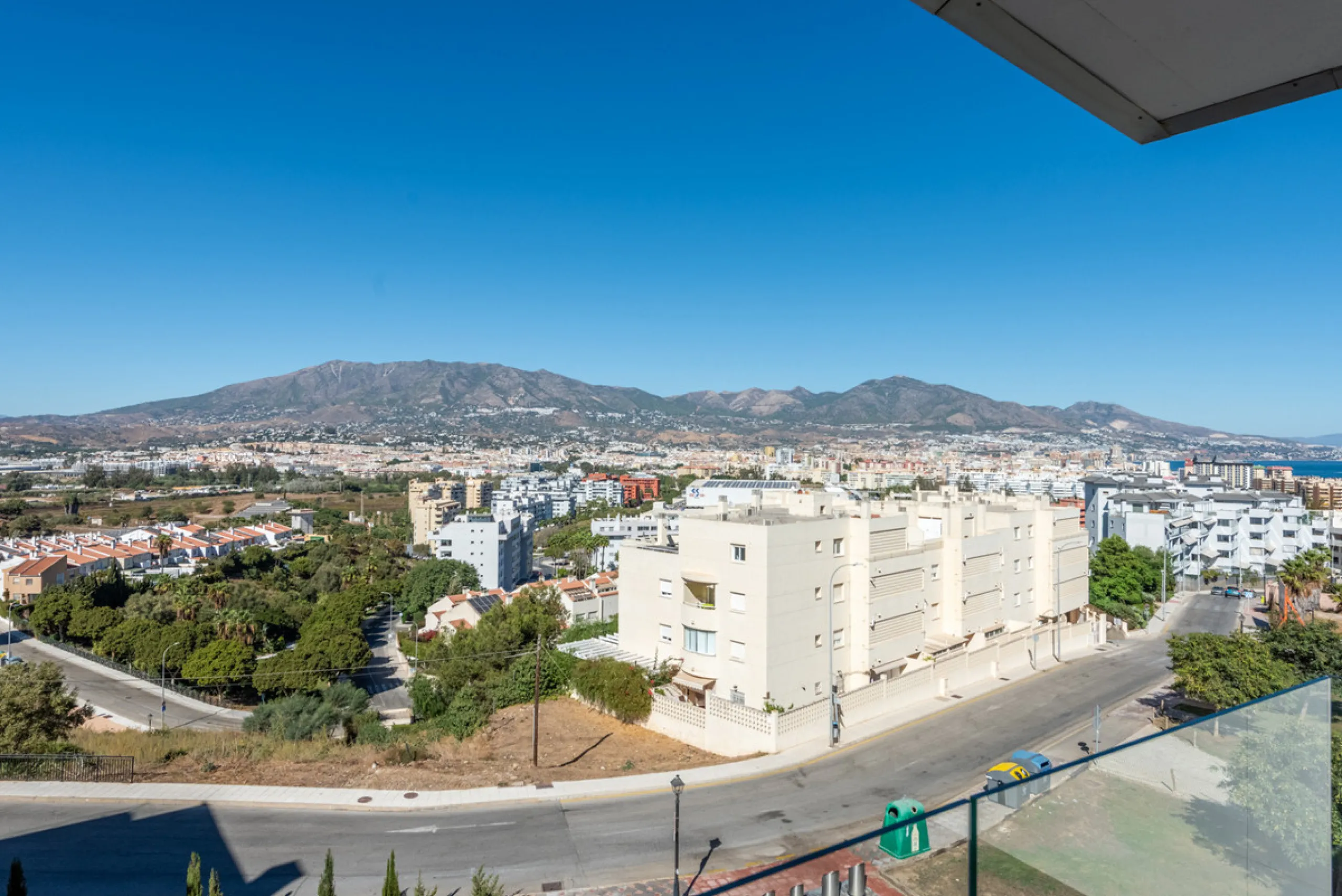 Modern Elegance with Sea and Mountain Views in Fuengirola, (with turist license)