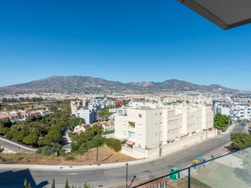 Modern Elegance with Sea and Mountain Views in Fuengirola, (with turist license)