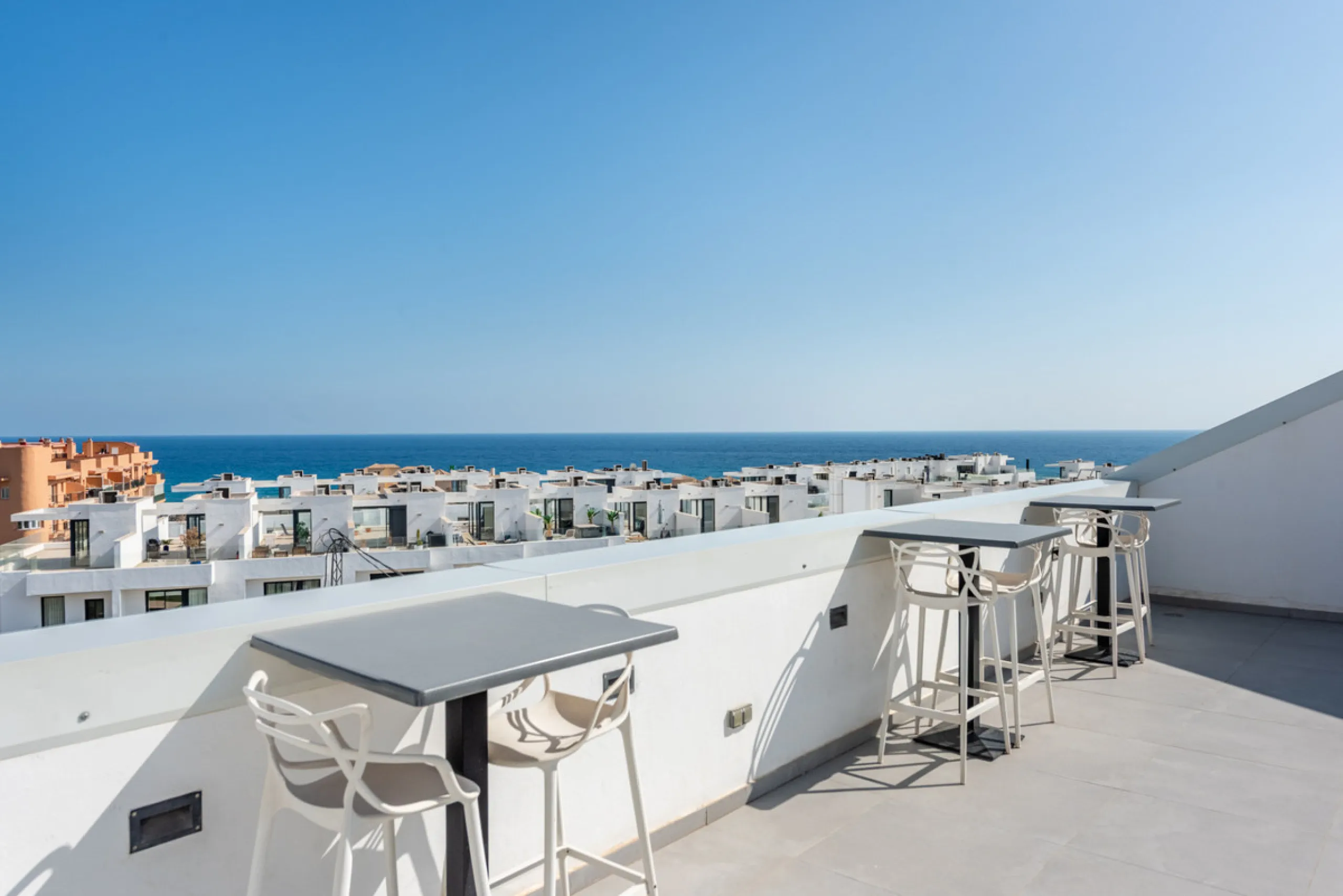 Modern Elegance with Sea and Mountain Views in Fuengirola, (with turist license)