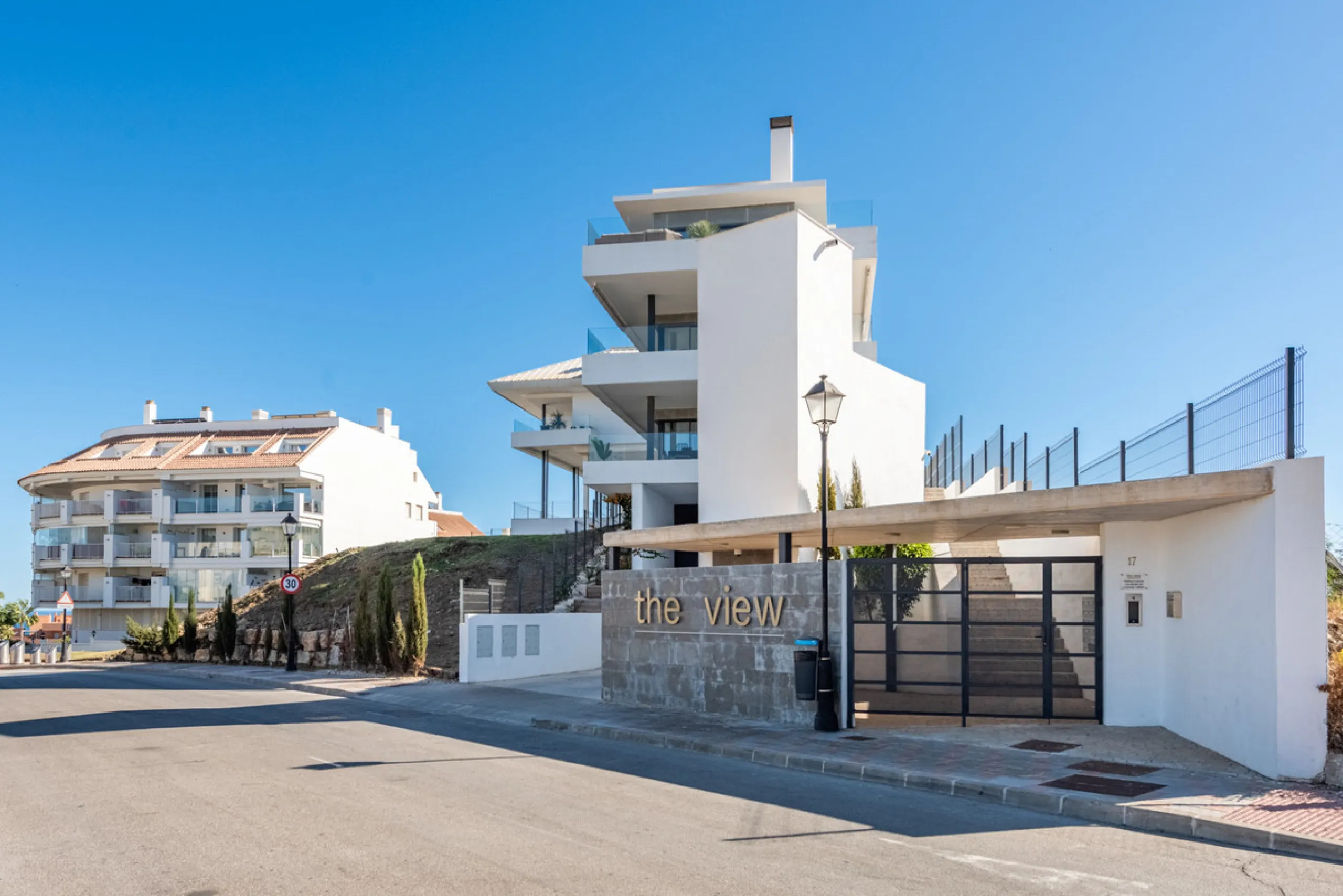 Modern Elegance with Sea and Mountain Views in Fuengirola, (with turist license)