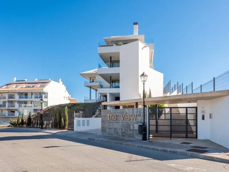 Modern Elegance with Sea and Mountain Views in Fuengirola, (with turist license)