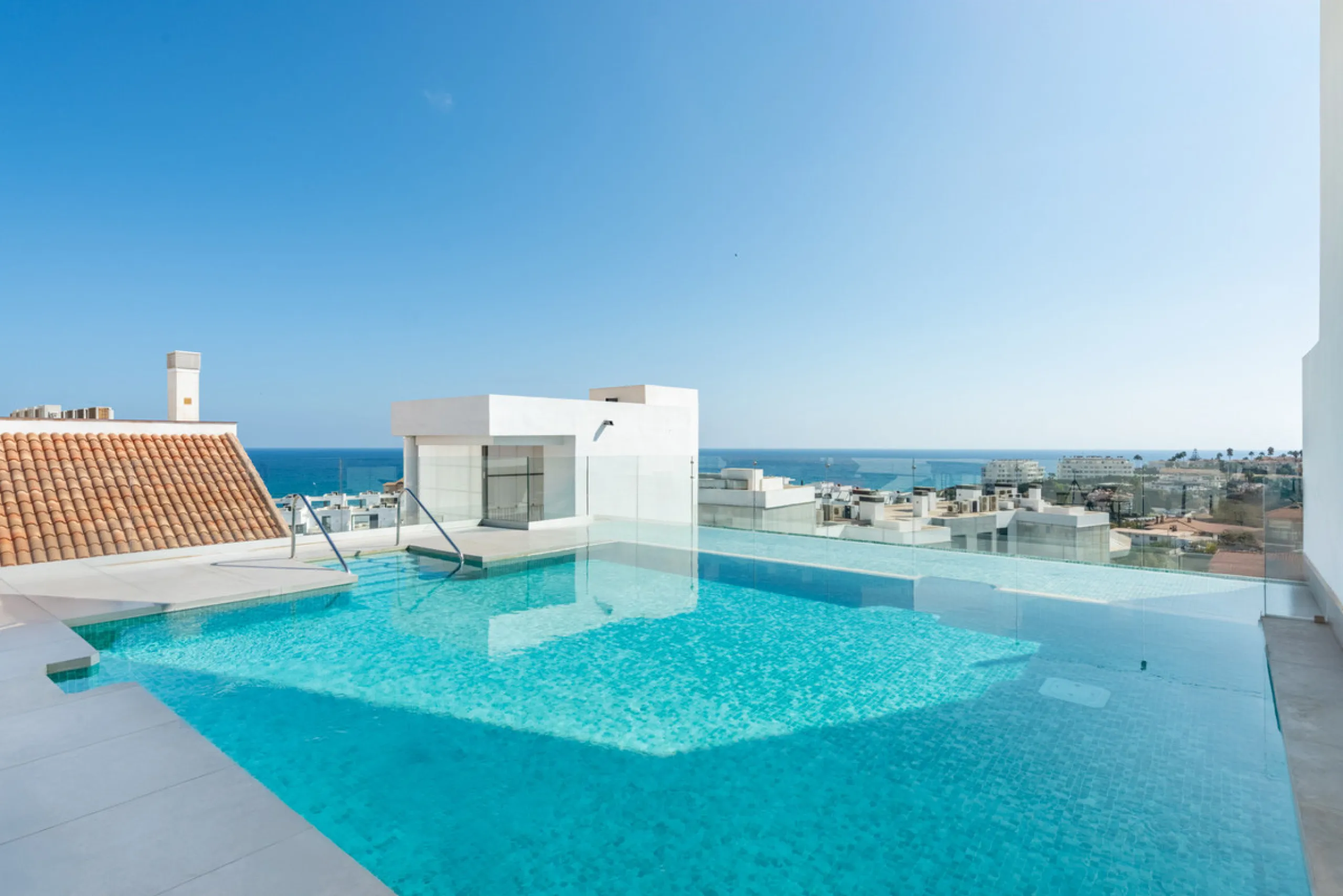 Modern Elegance with Sea and Mountain Views in Fuengirola, (with turist license)