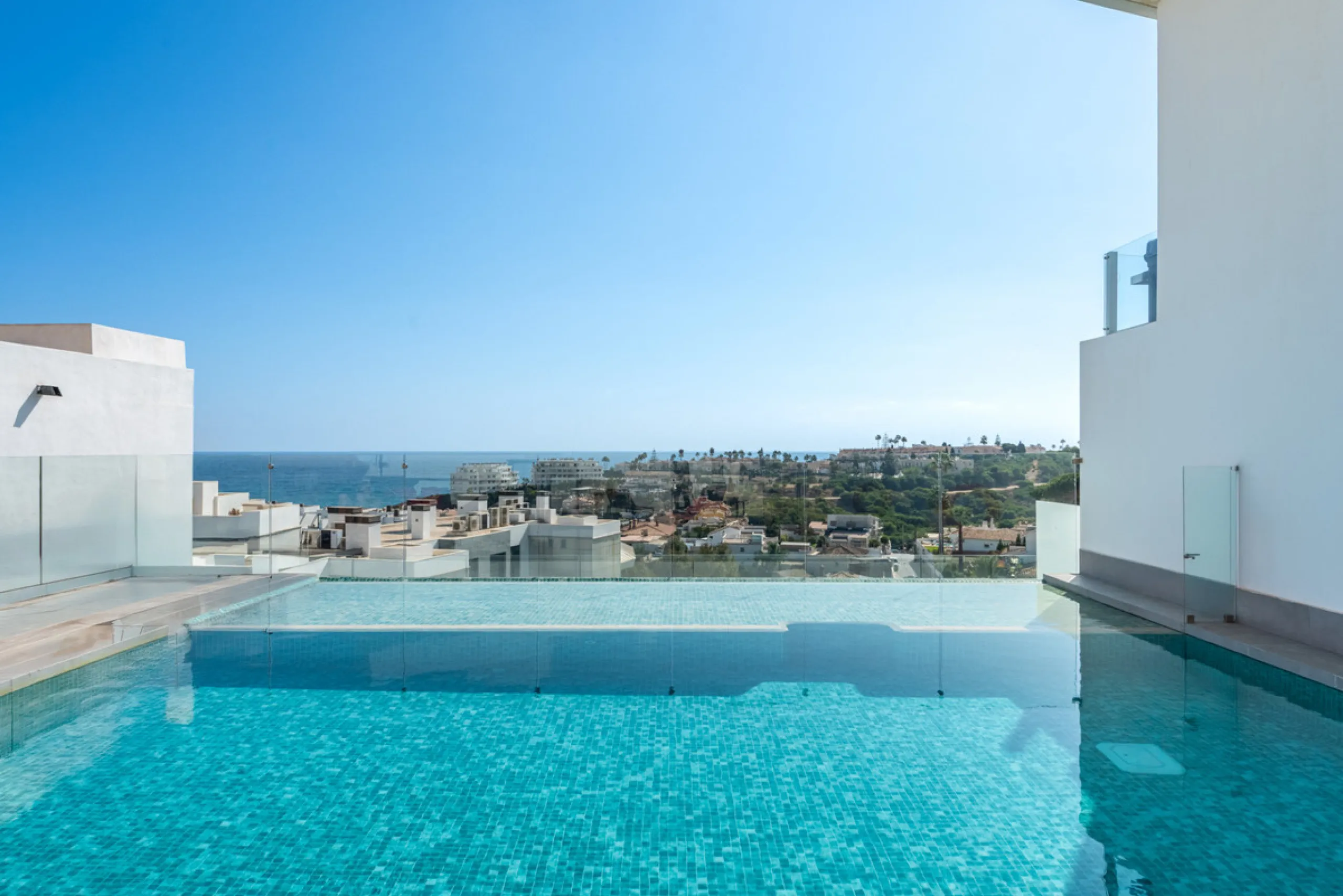 Modern Elegance with Sea and Mountain Views in Fuengirola, (with turist license)