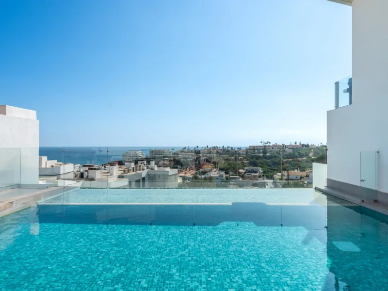 Modern Elegance with Sea and Mountain Views in Fuengirola, (with turist license)