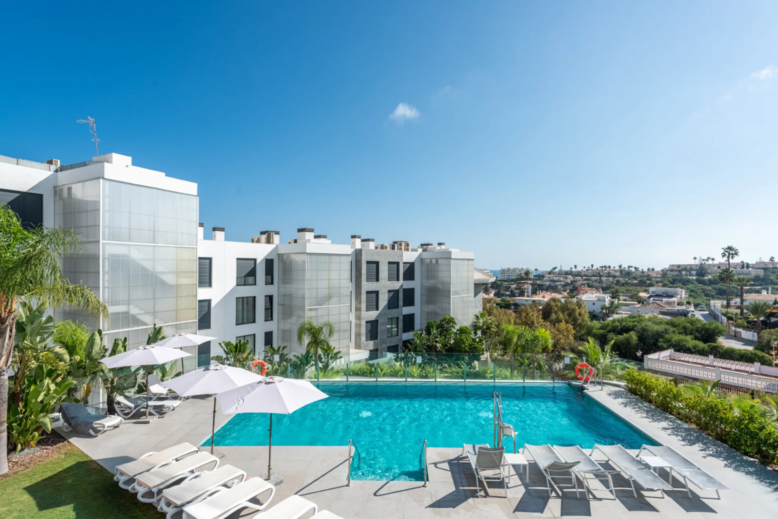 Modern Elegance with Sea and Mountain Views in Fuengirola, (with turist license)