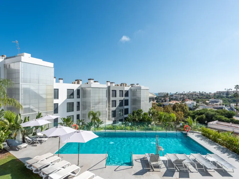 Modern Elegance with Sea and Mountain Views in Fuengirola, (with turist license)