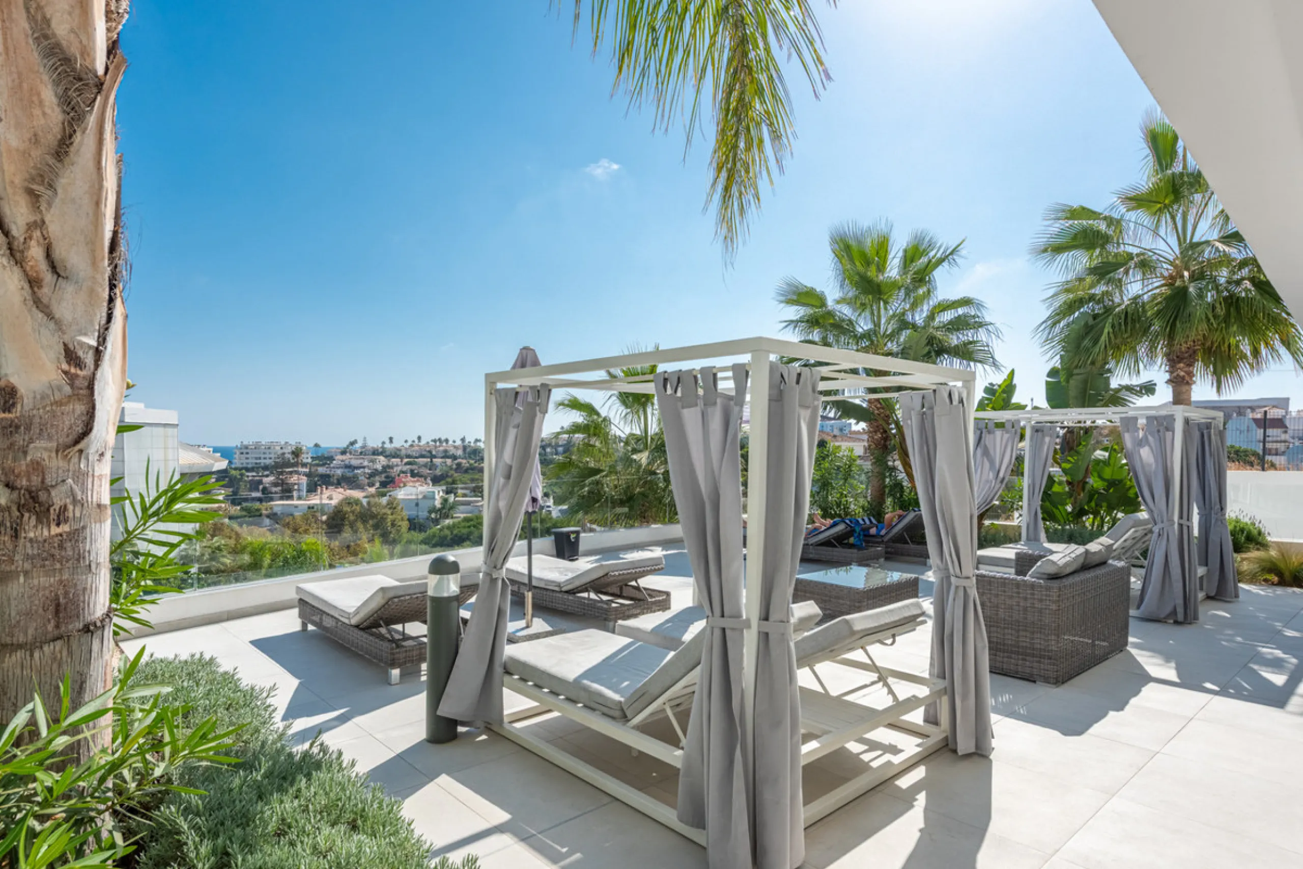 Modern Elegance with Sea and Mountain Views in Fuengirola, (with turist license)