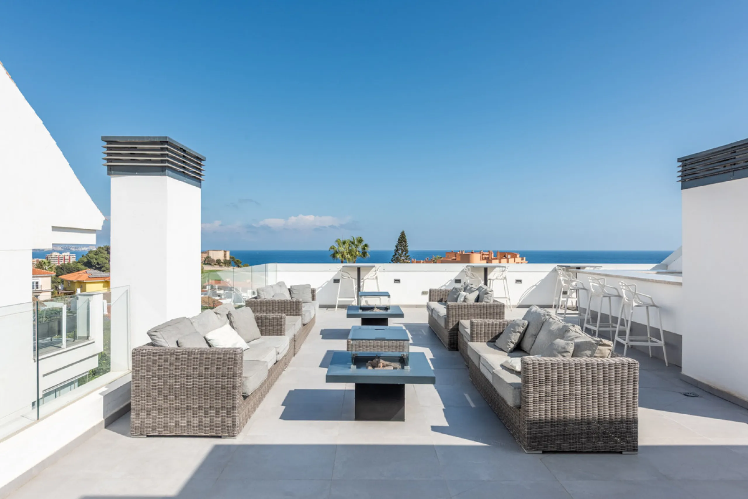 Modern Elegance with Sea and Mountain Views in Fuengirola, (with turist license)
