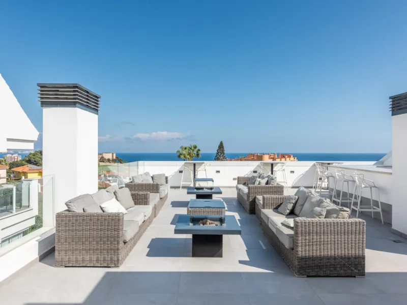 Modern Elegance with Sea and Mountain Views in Fuengirola, (with turist license)