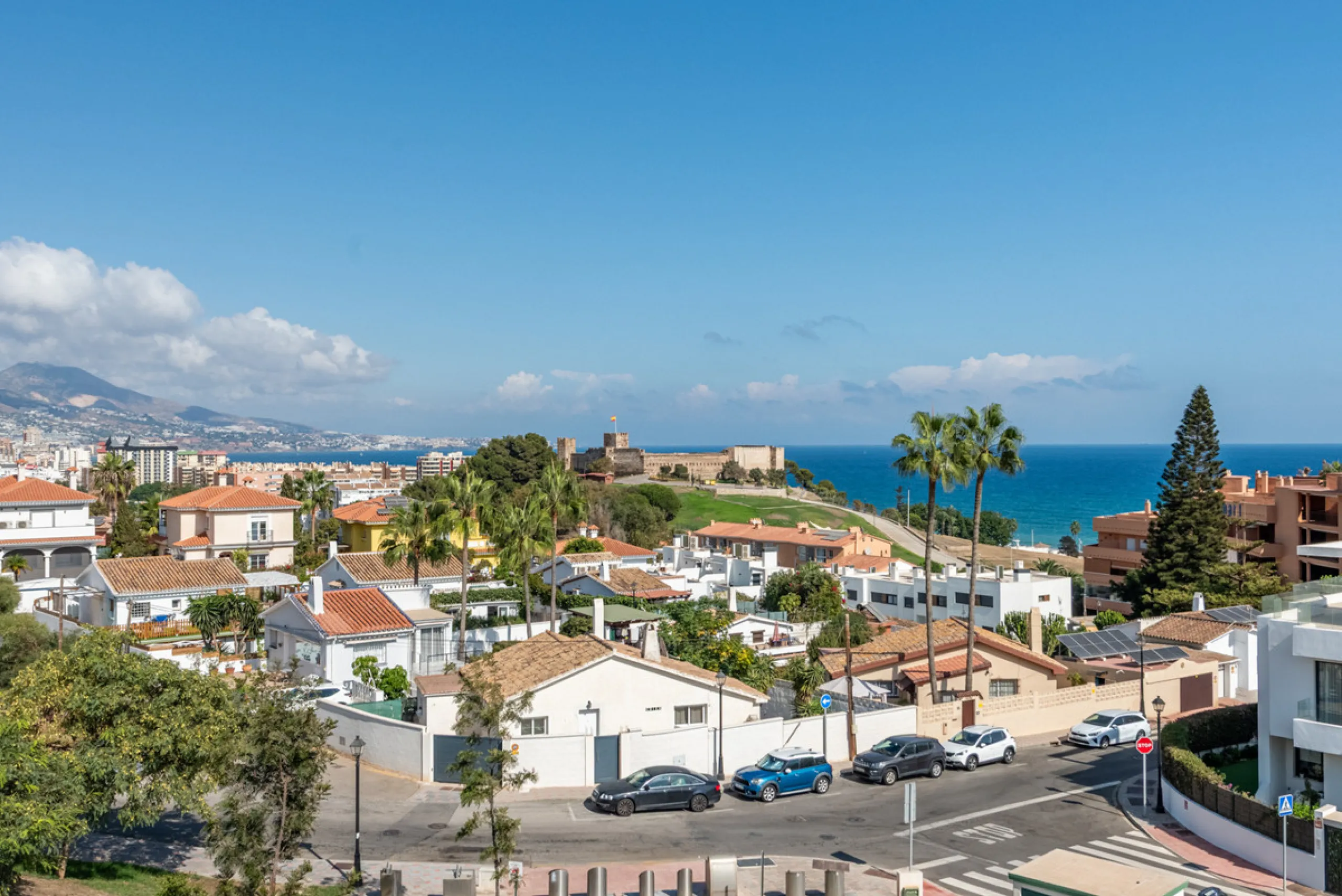 Modern Elegance with Sea and Mountain Views in Fuengirola, (with turist license)