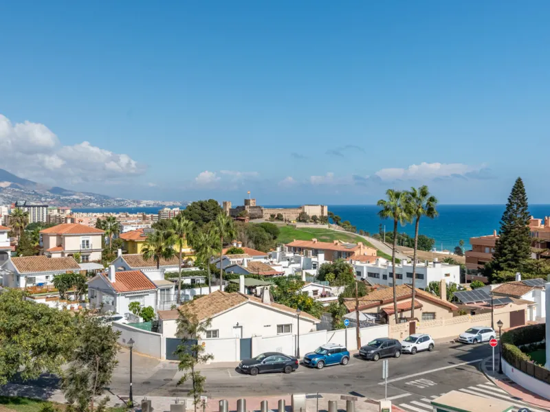 Modern Elegance with Sea and Mountain Views in Fuengirola, (with turist license)