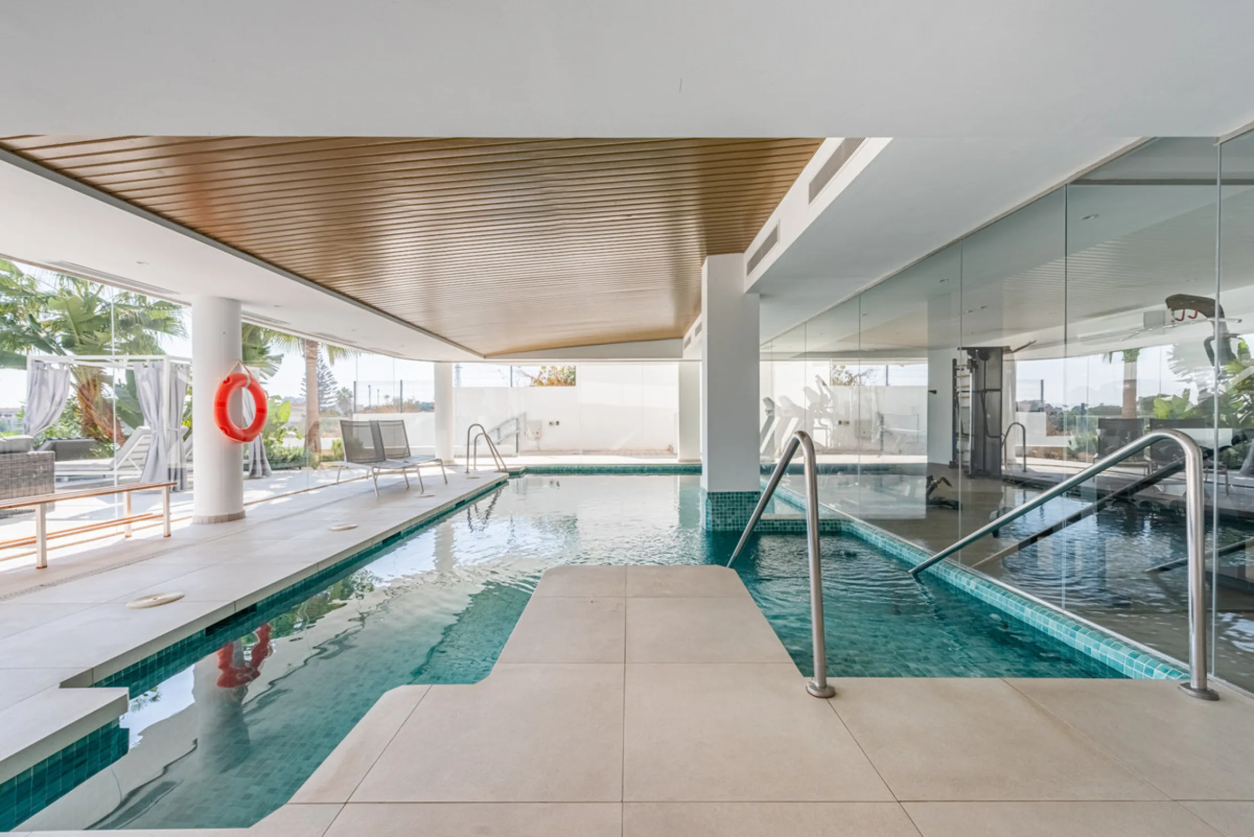 Modern Elegance with Sea and Mountain Views in Fuengirola, (with turist license)