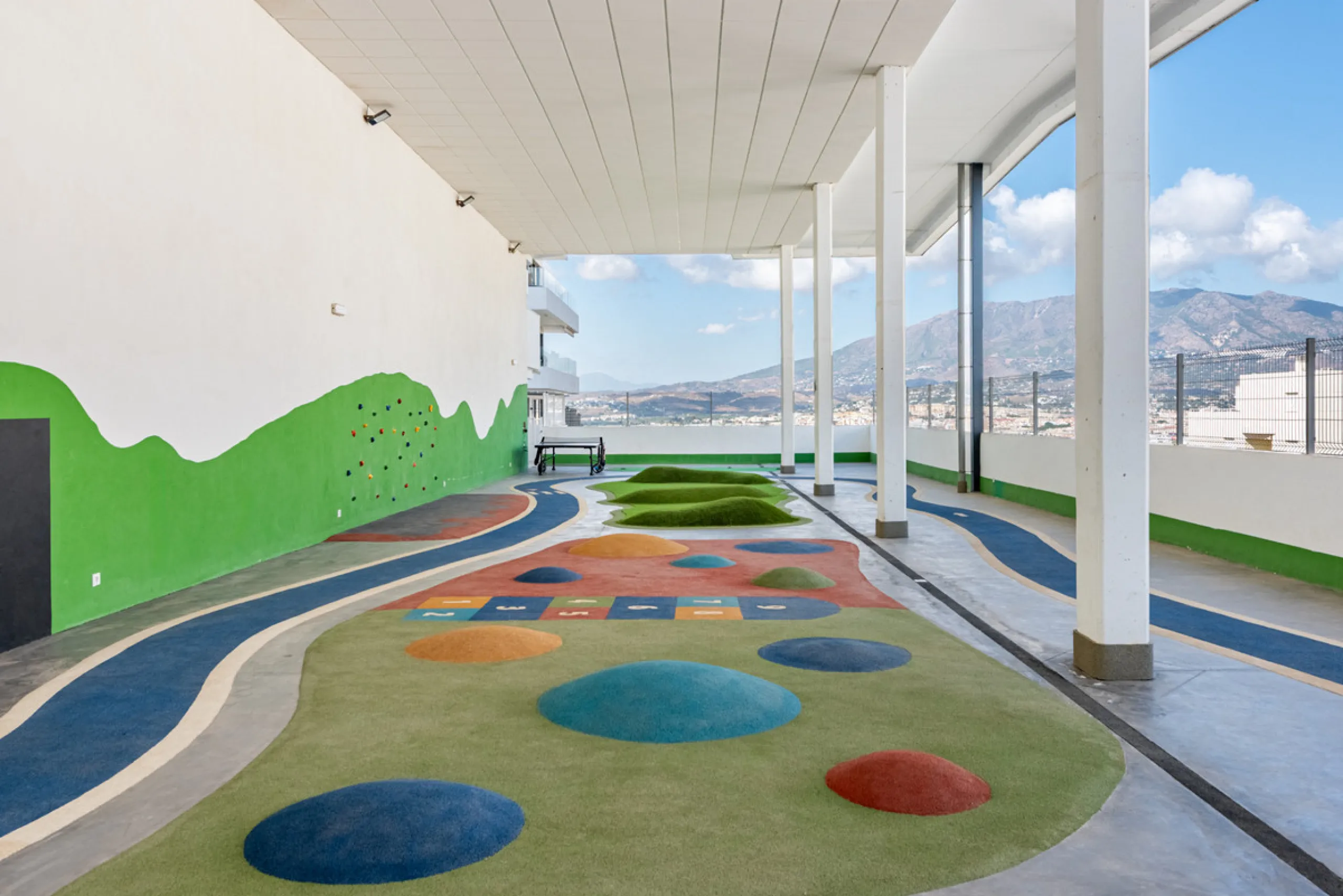 Modern Elegance with Sea and Mountain Views in Fuengirola, (with turist license)
