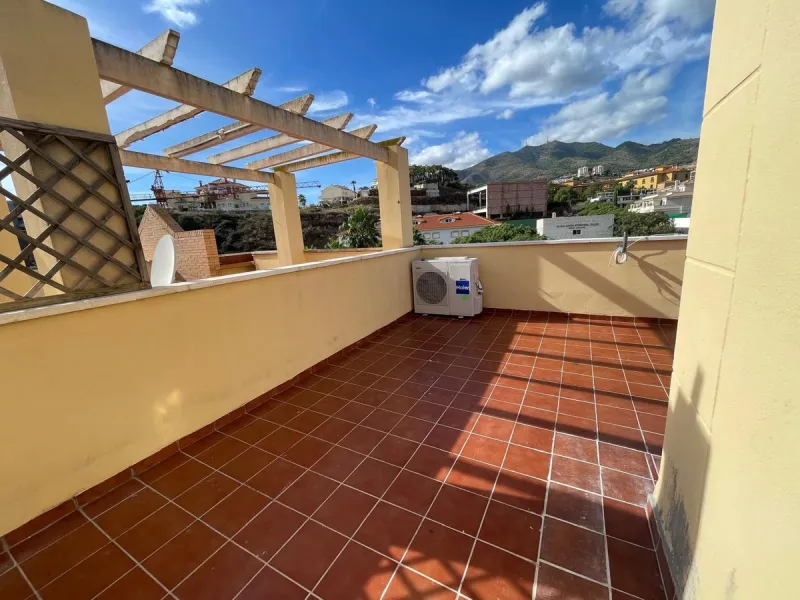 Discover this stunning duplex penthouse in the heart of Benalmádena, perfect for those seeking a modern, bright, and cozy space. With 155 m² built and 86 m² usable, this property features two spacious bedrooms designed for your comfort.