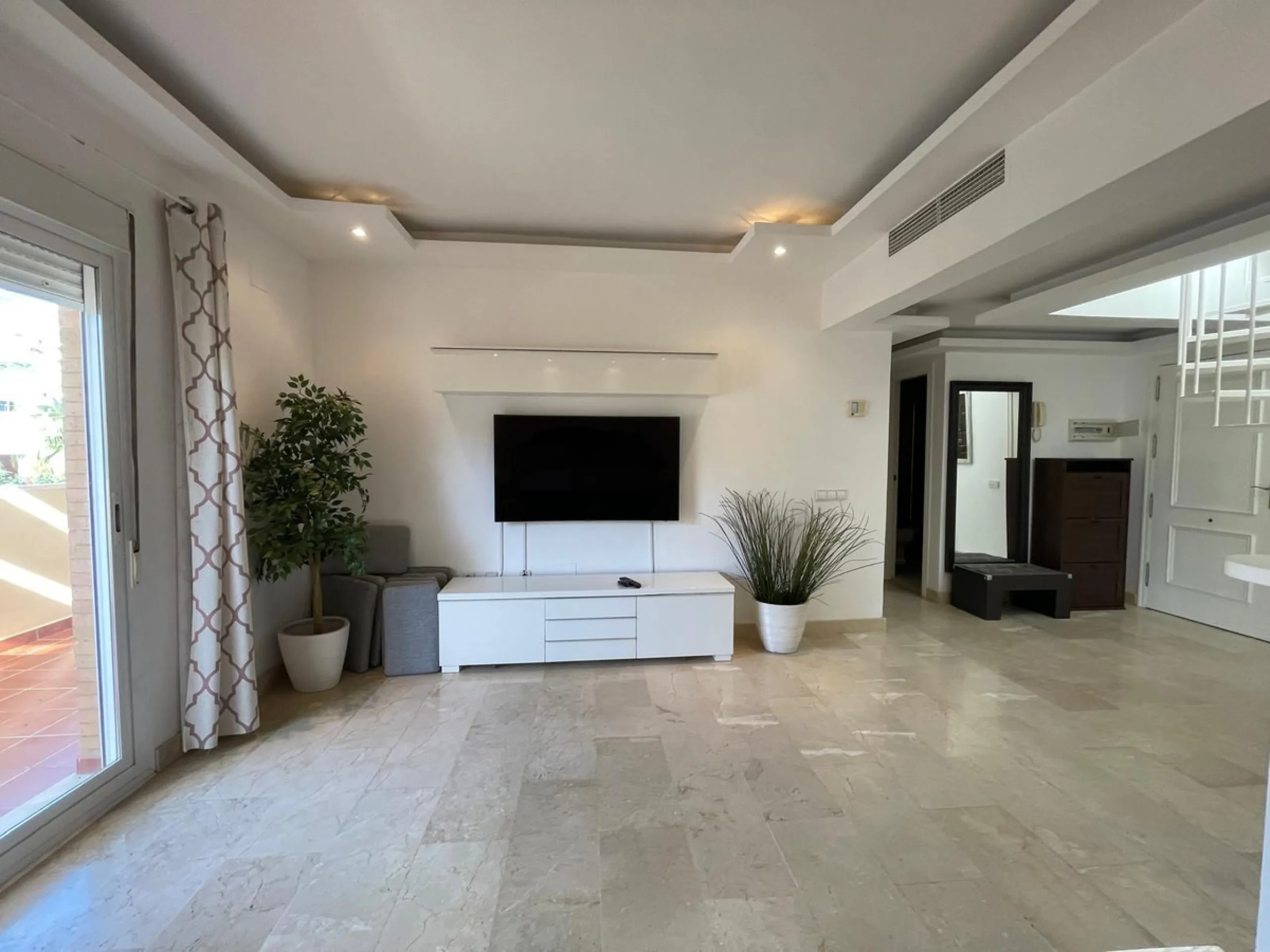 Discover this stunning duplex penthouse in the heart of Benalmádena, perfect for those seeking a modern, bright, and cozy space. With 155 m² built and 86 m² usable, this property features two spacious bedrooms designed for your comfort.