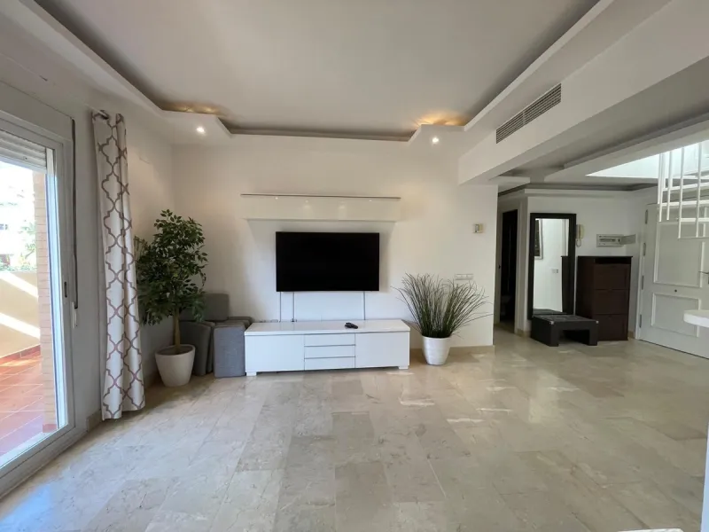 Discover this stunning duplex penthouse in the heart of Benalmádena, perfect for those seeking a modern, bright, and cozy space. With 155 m² built and 86 m² usable, this property features two spacious bedrooms designed for your comfort.