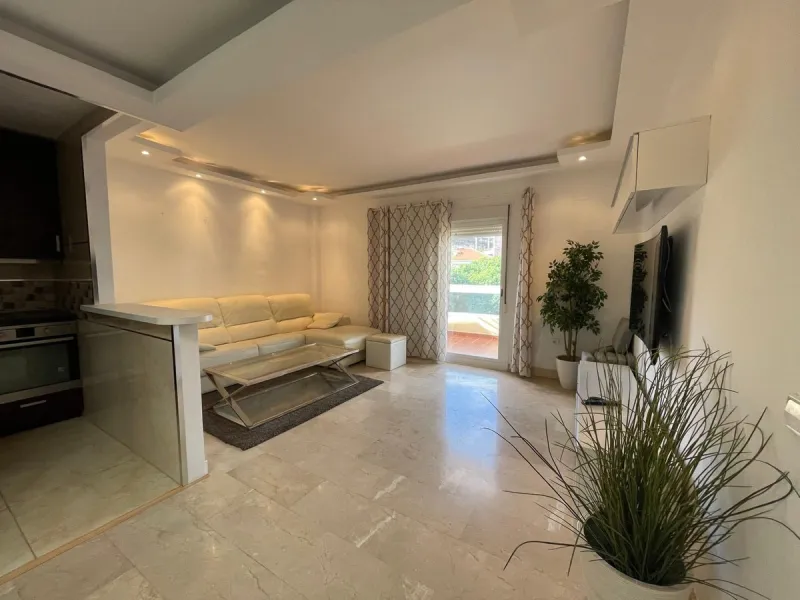 Discover this stunning duplex penthouse in the heart of Benalmádena, perfect for those seeking a modern, bright, and cozy space. With 155 m² built and 86 m² usable, this property features two spacious bedrooms designed for your comfort.