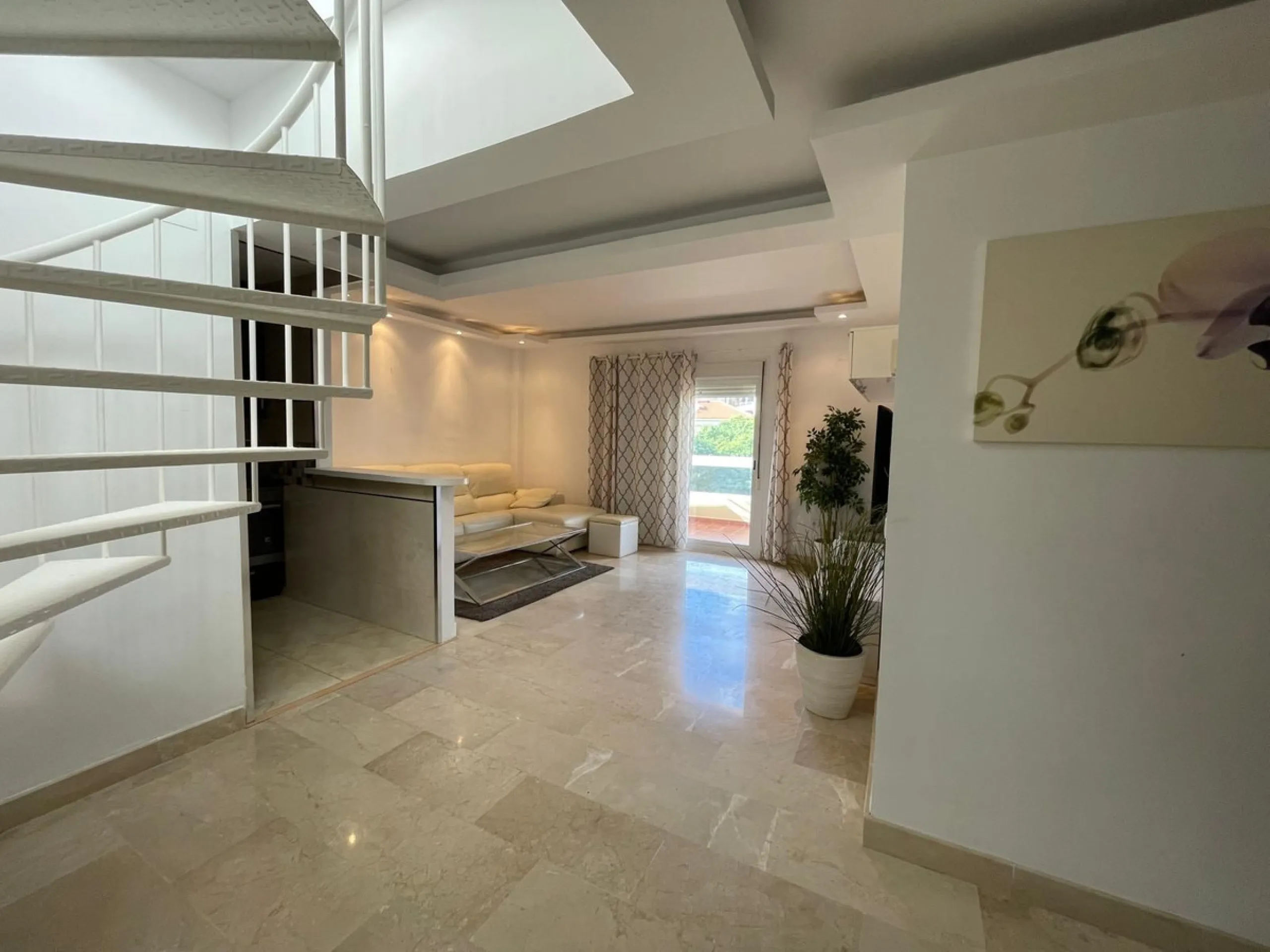 Discover this stunning duplex penthouse in the heart of Benalmádena, perfect for those seeking a modern, bright, and cozy space. With 155 m² built and 86 m² usable, this property features two spacious bedrooms designed for your comfort.