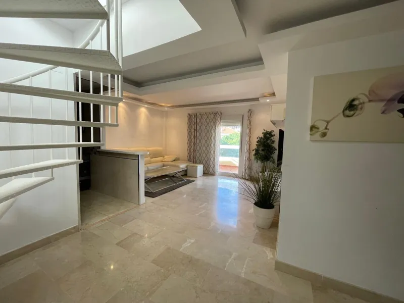 Discover this stunning duplex penthouse in the heart of Benalmádena, perfect for those seeking a modern, bright, and cozy space. With 155 m² built and 86 m² usable, this property features two spacious bedrooms designed for your comfort.