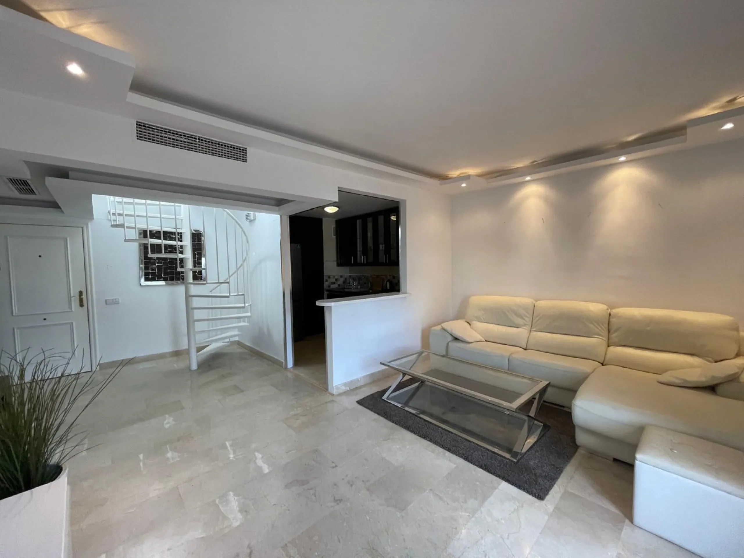 Discover this stunning duplex penthouse in the heart of Benalmádena, perfect for those seeking a modern, bright, and cozy space. With 155 m² built and 86 m² usable, this property features two spacious bedrooms designed for your comfort.