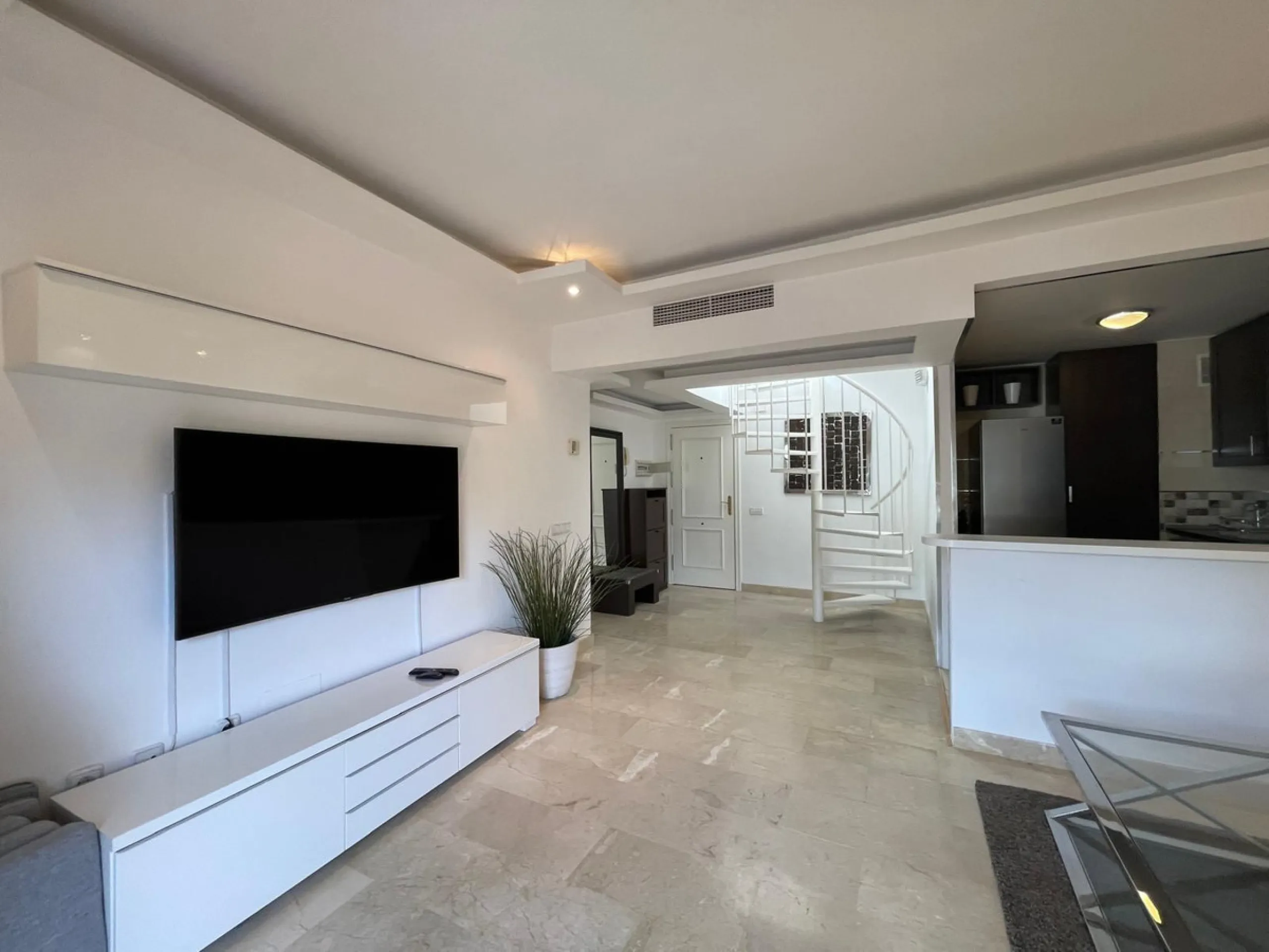Discover this stunning duplex penthouse in the heart of Benalmádena, perfect for those seeking a modern, bright, and cozy space. With 155 m² built and 86 m² usable, this property features two spacious bedrooms designed for your comfort.