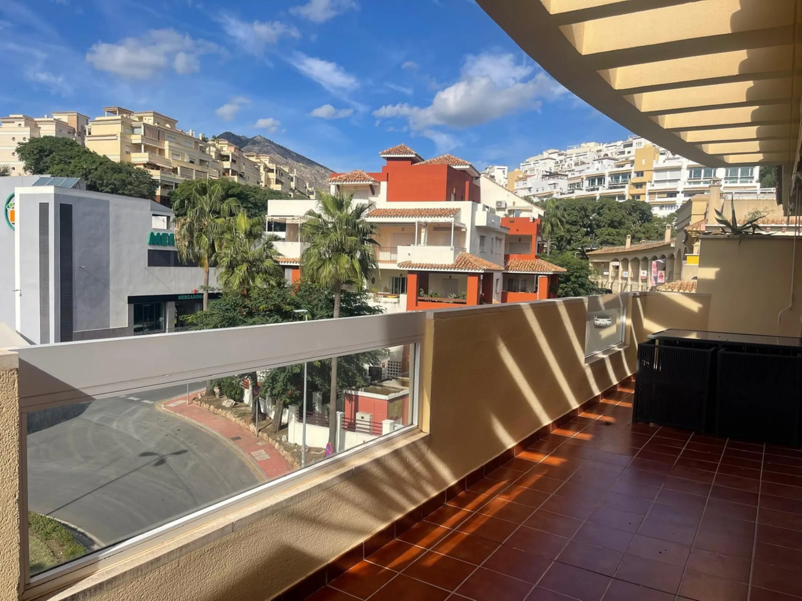 Discover this stunning duplex penthouse in the heart of Benalmádena, perfect for those seeking a modern, bright, and cozy space. With 155 m² built and 86 m² usable, this property features two spacious bedrooms designed for your comfort.