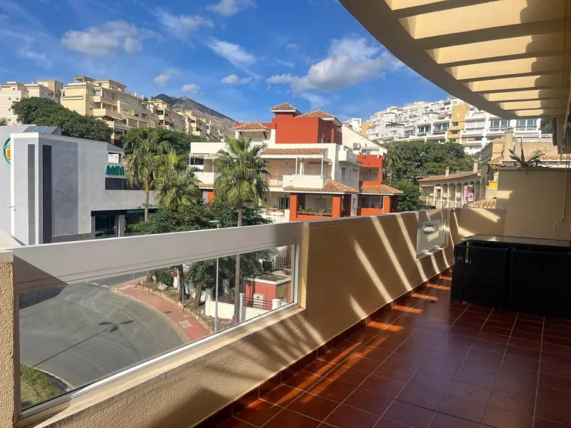 Discover this stunning duplex penthouse in the heart of Benalmádena, perfect for those seeking a modern, bright, and cozy space. With 155 m² built and 86 m² usable, this property features two spacious bedrooms designed for your comfort.