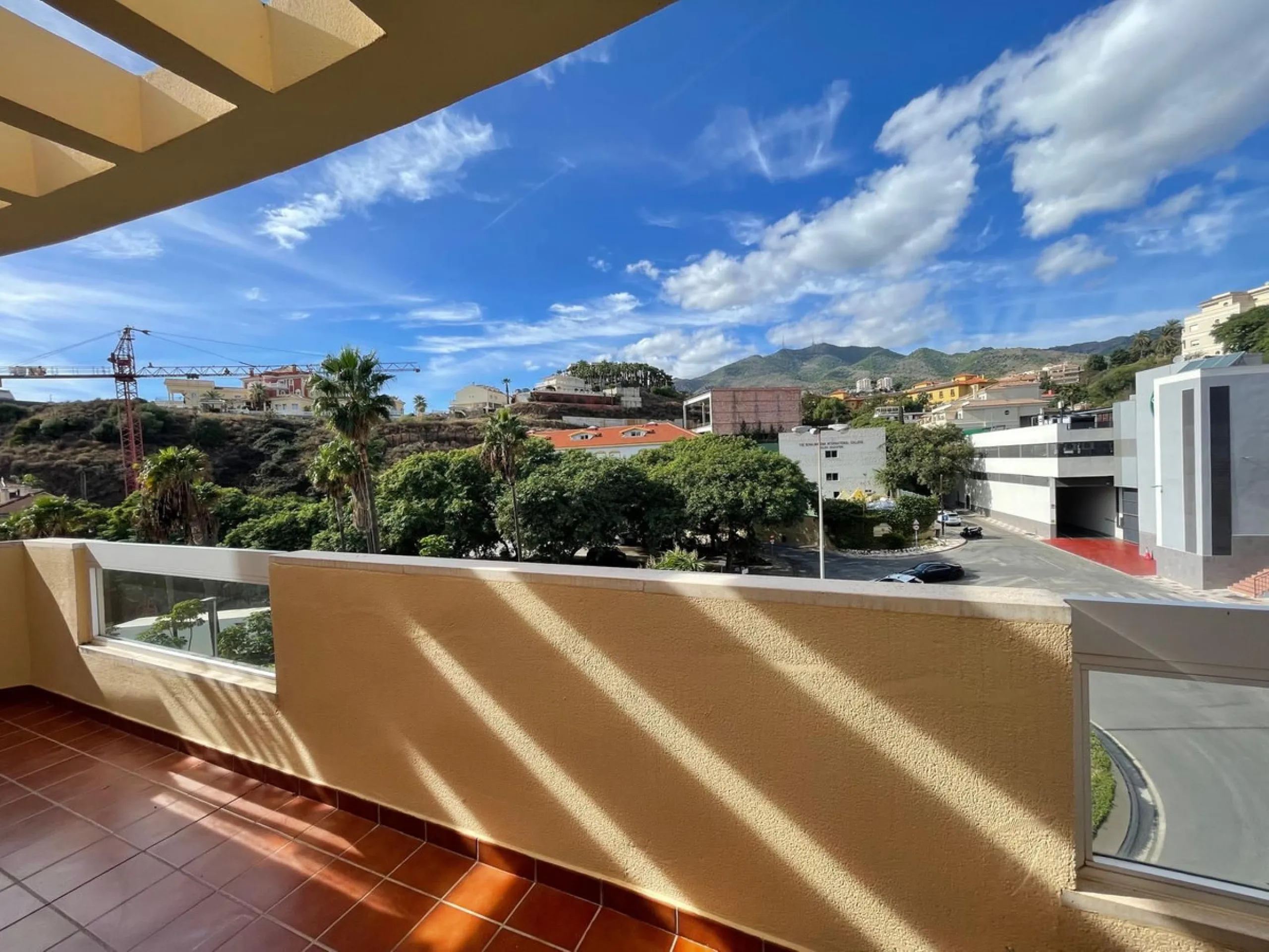 Discover this stunning duplex penthouse in the heart of Benalmádena, perfect for those seeking a modern, bright, and cozy space. With 155 m² built and 86 m² usable, this property features two spacious bedrooms designed for your comfort.