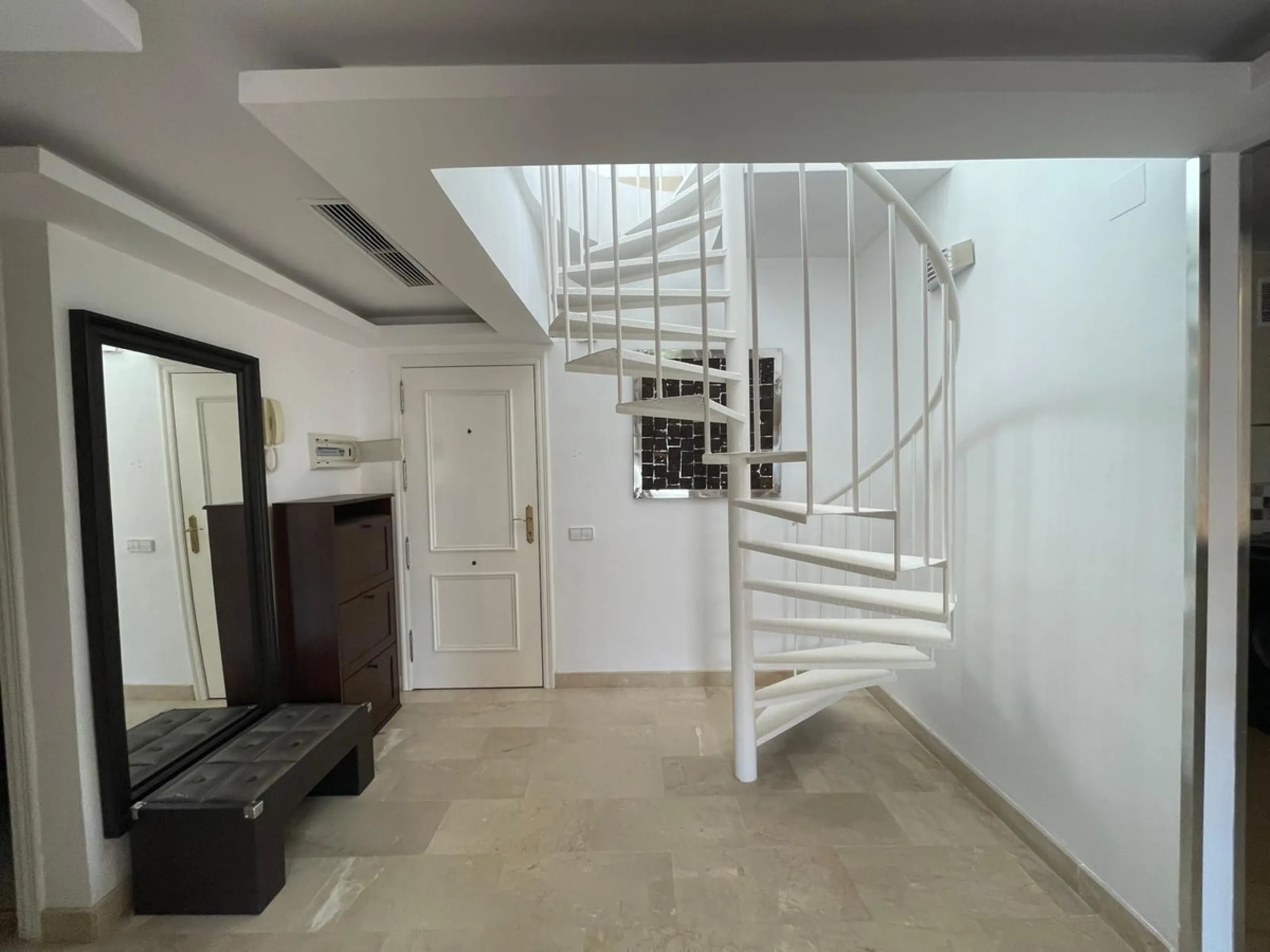 Discover this stunning duplex penthouse in the heart of Benalmádena, perfect for those seeking a modern, bright, and cozy space. With 155 m² built and 86 m² usable, this property features two spacious bedrooms designed for your comfort.