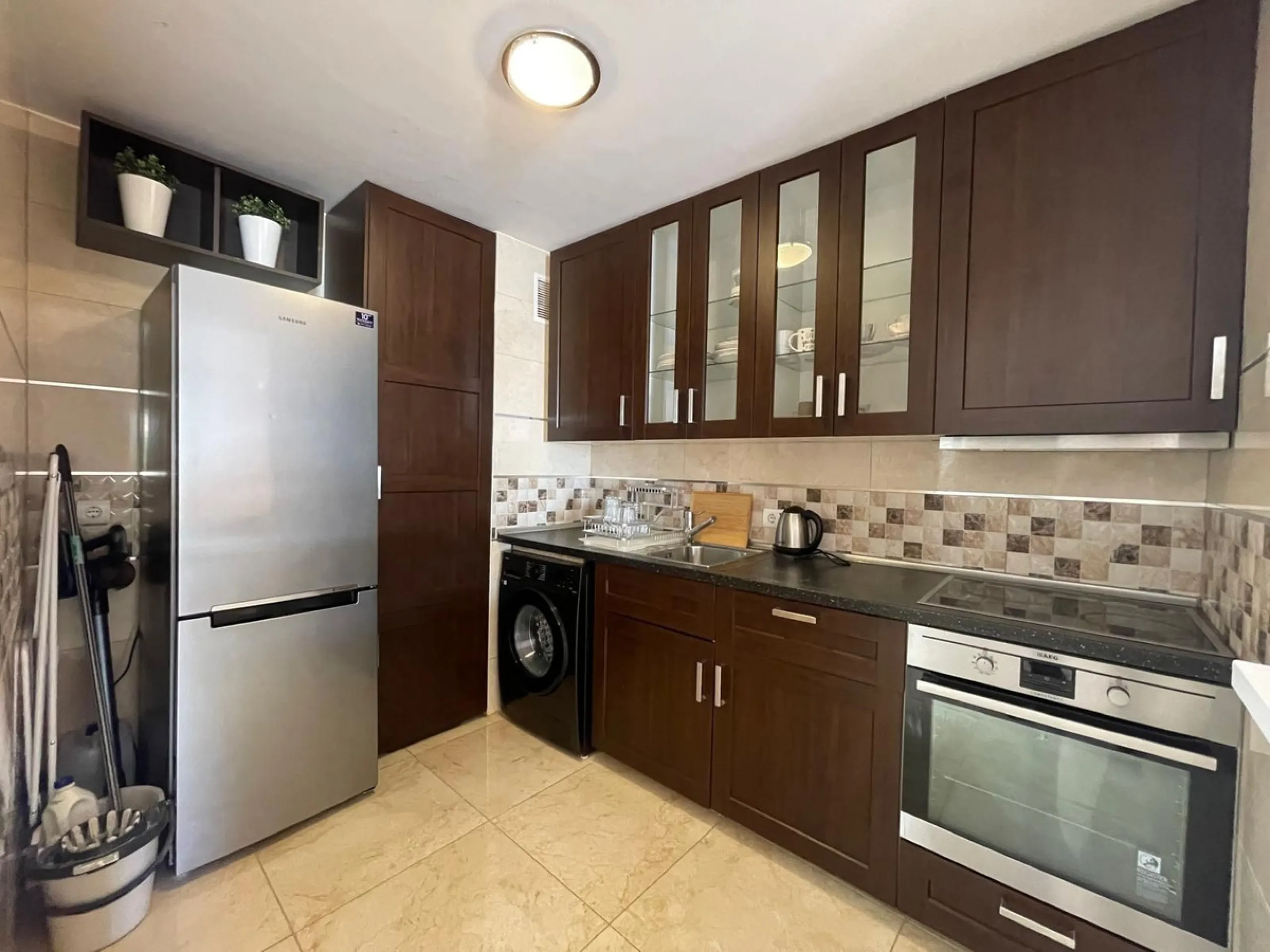 Discover this stunning duplex penthouse in the heart of Benalmádena, perfect for those seeking a modern, bright, and cozy space. With 155 m² built and 86 m² usable, this property features two spacious bedrooms designed for your comfort.