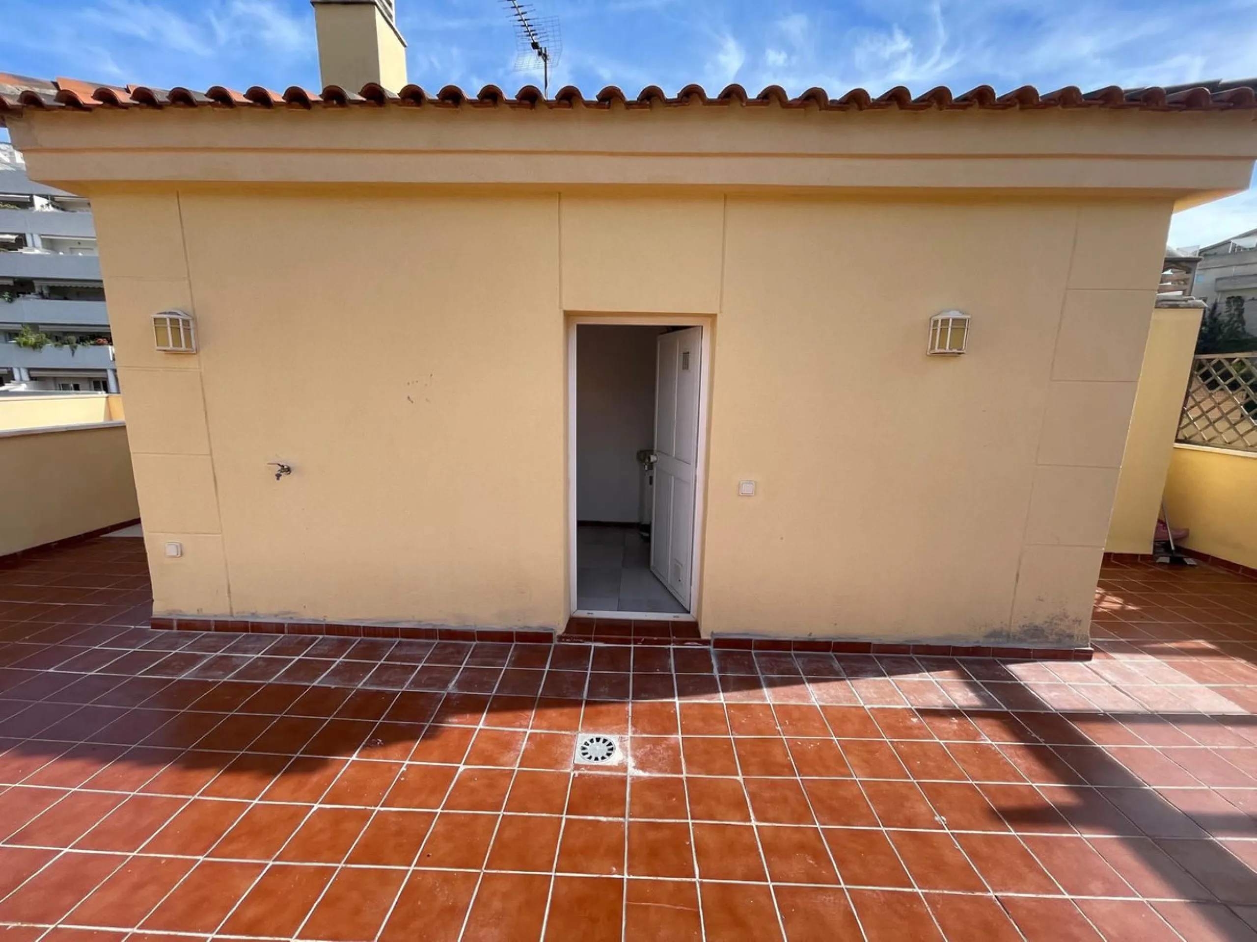 Discover this stunning duplex penthouse in the heart of Benalmádena, perfect for those seeking a modern, bright, and cozy space. With 155 m² built and 86 m² usable, this property features two spacious bedrooms designed for your comfort.