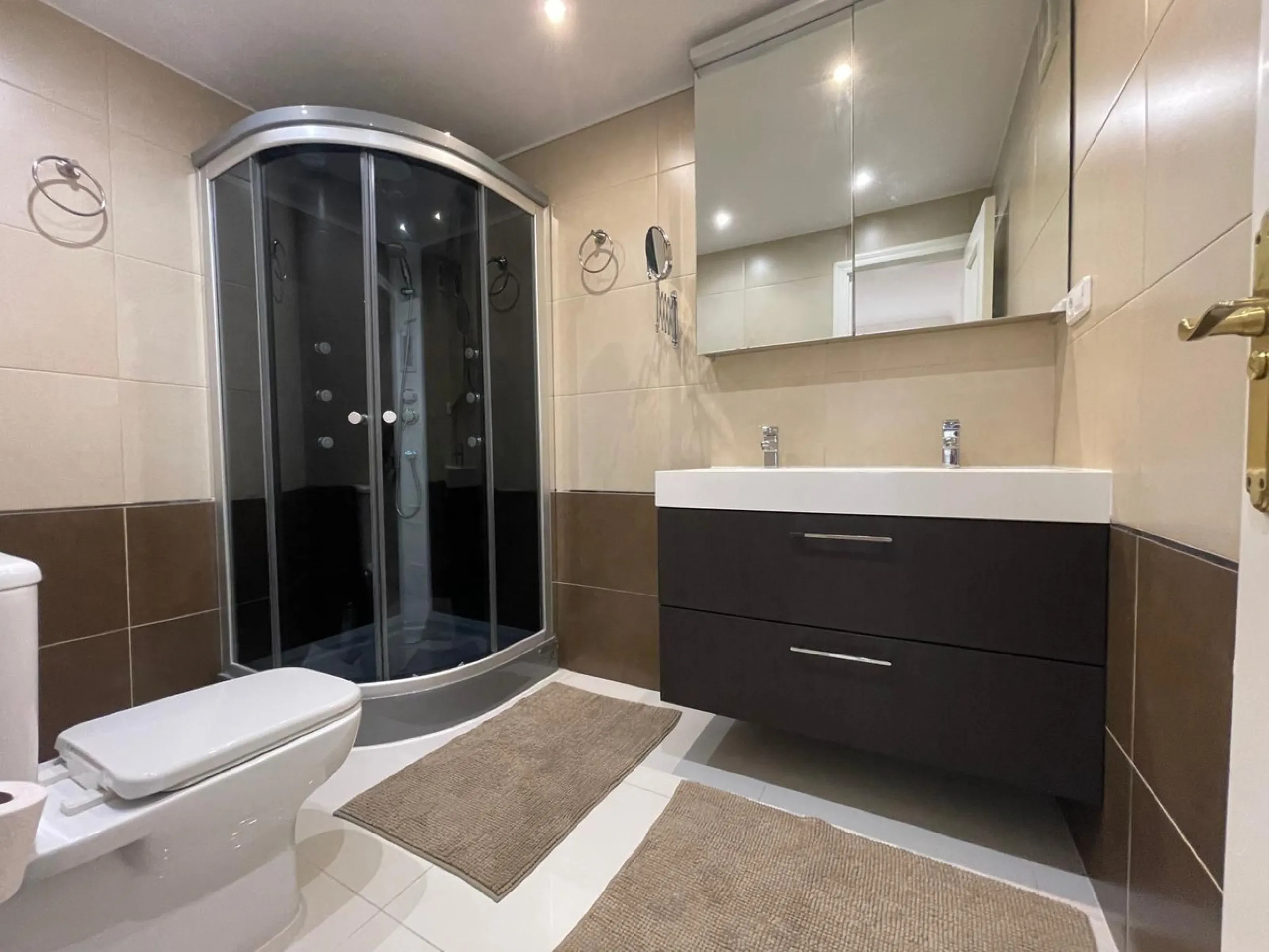 Discover this stunning duplex penthouse in the heart of Benalmádena, perfect for those seeking a modern, bright, and cozy space. With 155 m² built and 86 m² usable, this property features two spacious bedrooms designed for your comfort.