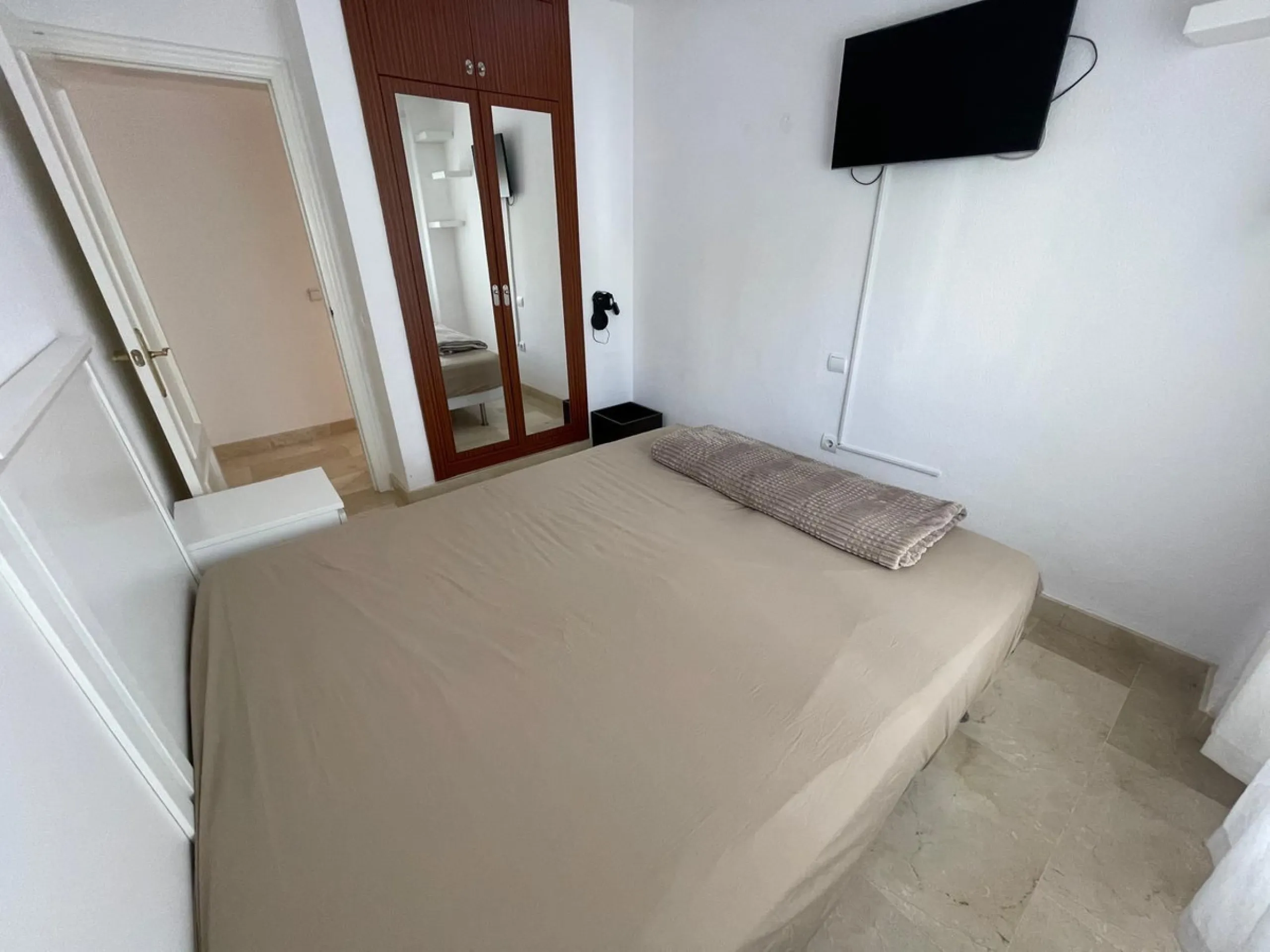 Discover this stunning duplex penthouse in the heart of Benalmádena, perfect for those seeking a modern, bright, and cozy space. With 155 m² built and 86 m² usable, this property features two spacious bedrooms designed for your comfort.