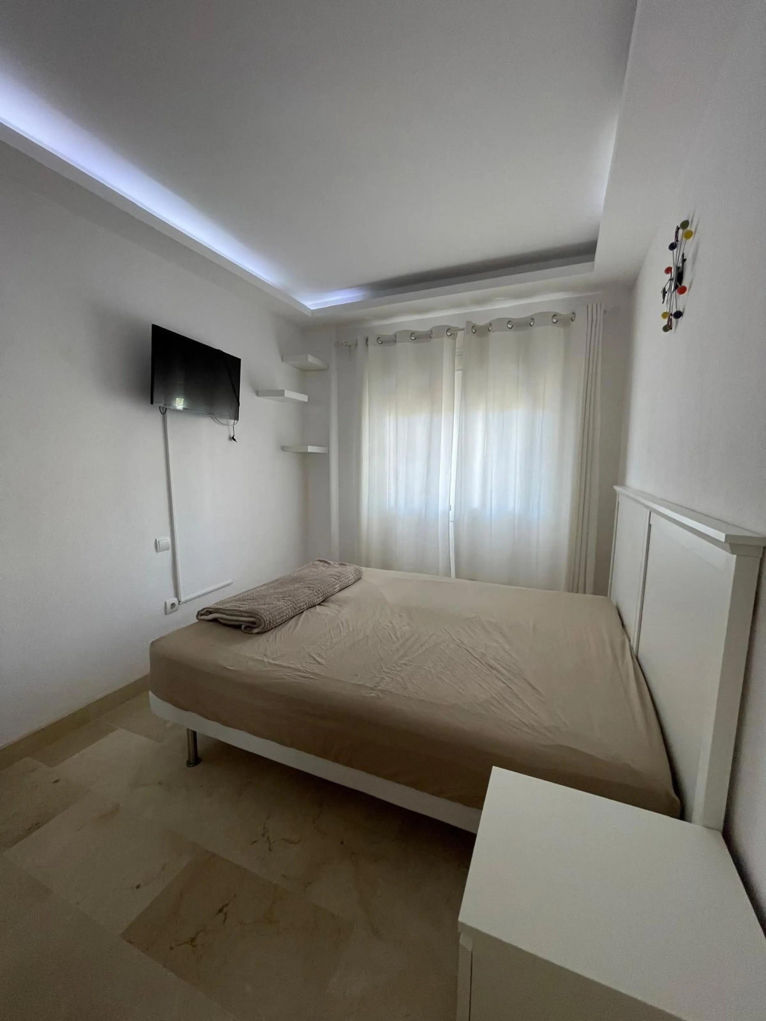 Discover this stunning duplex penthouse in the heart of Benalmádena, perfect for those seeking a modern, bright, and cozy space. With 155 m² built and 86 m² usable, this property features two spacious bedrooms designed for your comfort.