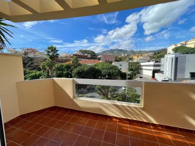 Discover this stunning duplex penthouse in the heart of Benalmádena, perfect for those seeking a modern, bright, and cozy space. With 155 m² built and 86 m² usable, this property features two spacious bedrooms designed for your comfort.