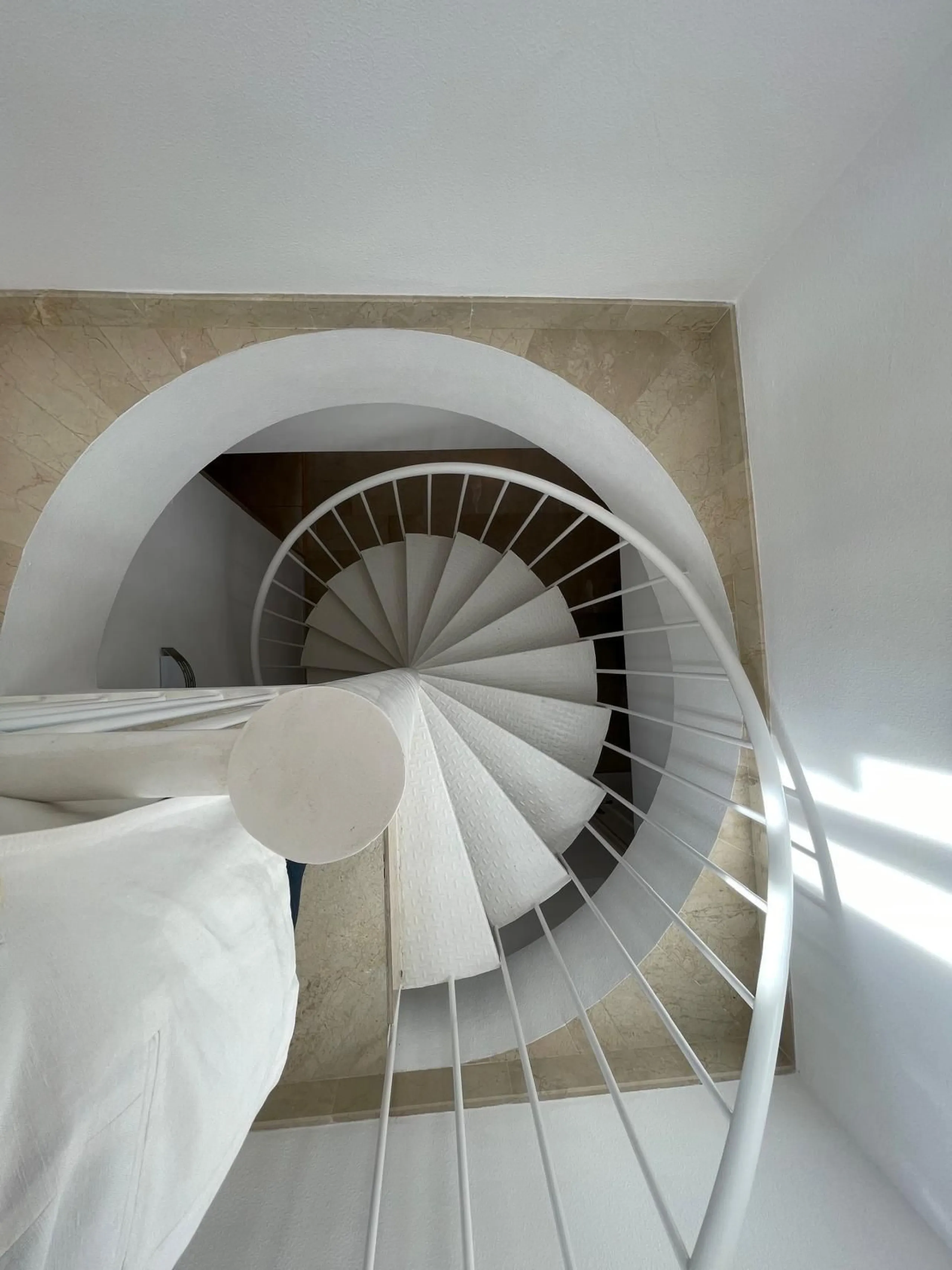 Discover this stunning duplex penthouse in the heart of Benalmádena, perfect for those seeking a modern, bright, and cozy space. With 155 m² built and 86 m² usable, this property features two spacious bedrooms designed for your comfort.