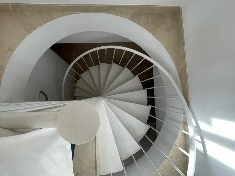 Discover this stunning duplex penthouse in the heart of Benalmádena, perfect for those seeking a modern, bright, and cozy space. With 155 m² built and 86 m² usable, this property features two spacious bedrooms designed for your comfort.