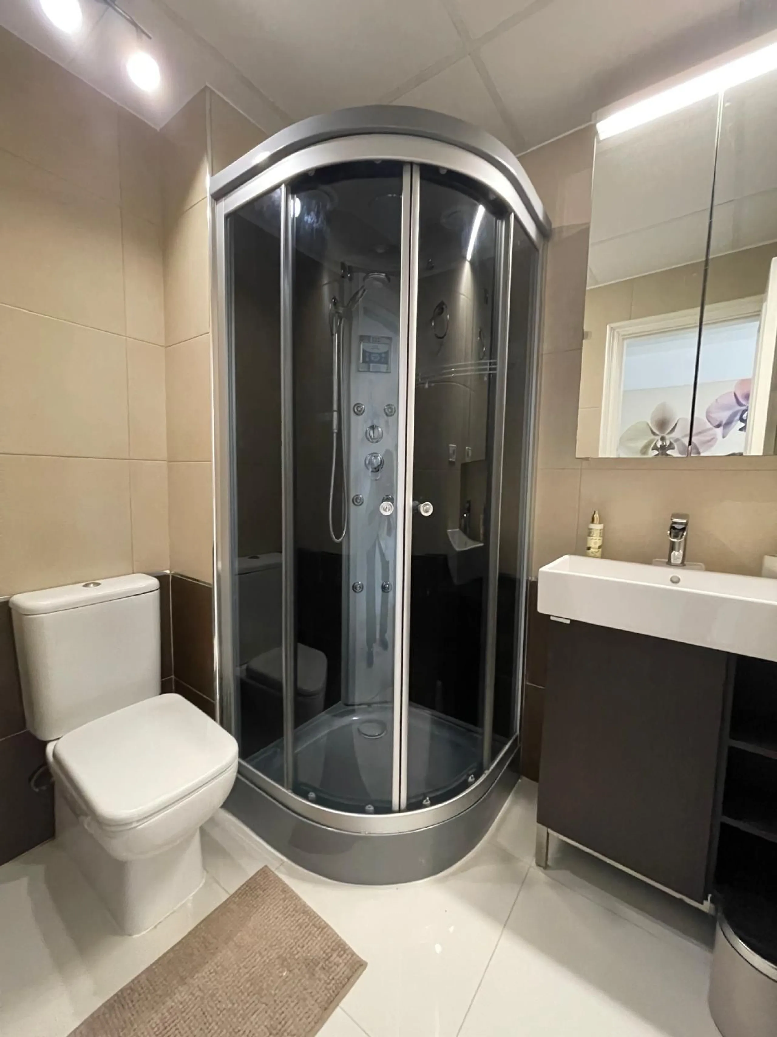 Discover this stunning duplex penthouse in the heart of Benalmádena, perfect for those seeking a modern, bright, and cozy space. With 155 m² built and 86 m² usable, this property features two spacious bedrooms designed for your comfort.