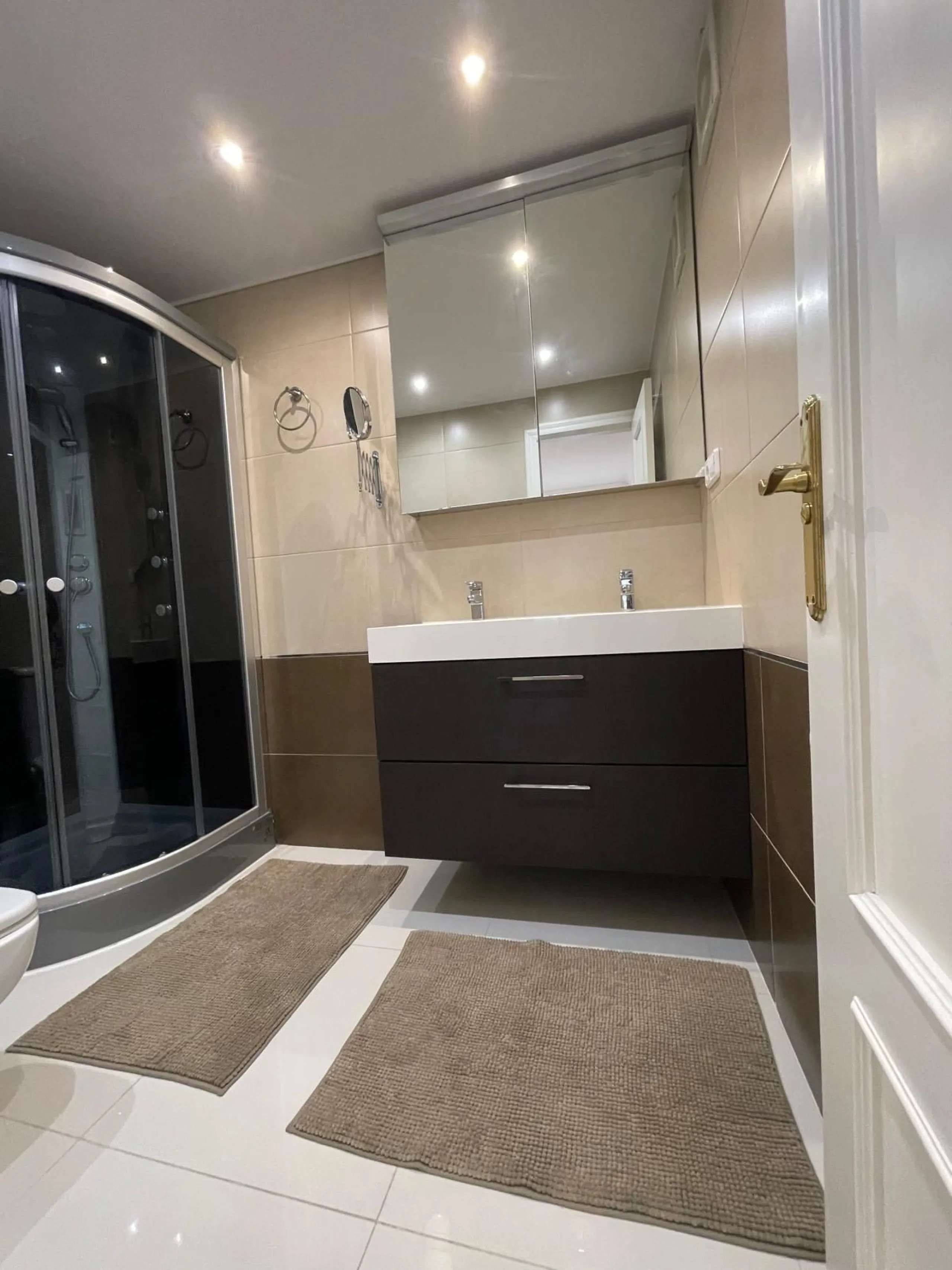 Discover this stunning duplex penthouse in the heart of Benalmádena, perfect for those seeking a modern, bright, and cozy space. With 155 m² built and 86 m² usable, this property features two spacious bedrooms designed for your comfort.