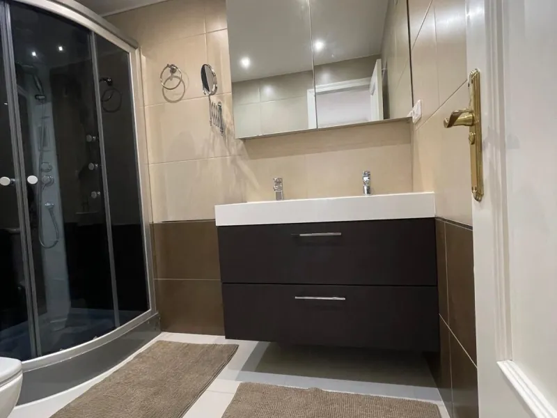 Discover this stunning duplex penthouse in the heart of Benalmádena, perfect for those seeking a modern, bright, and cozy space. With 155 m² built and 86 m² usable, this property features two spacious bedrooms designed for your comfort.