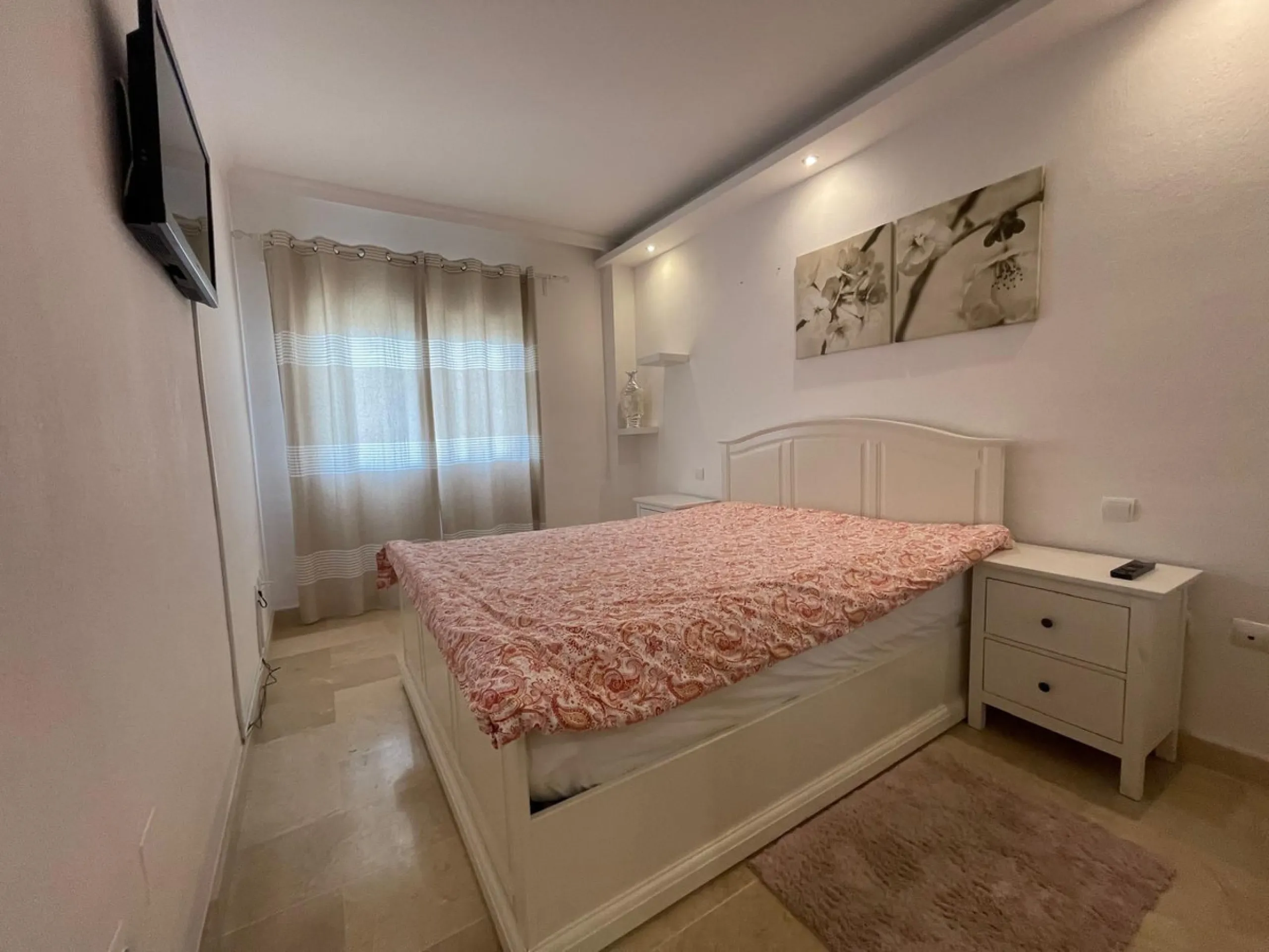 Discover this stunning duplex penthouse in the heart of Benalmádena, perfect for those seeking a modern, bright, and cozy space. With 155 m² built and 86 m² usable, this property features two spacious bedrooms designed for your comfort.
