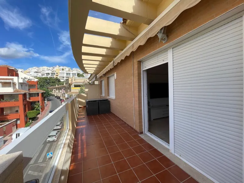 Discover this stunning duplex penthouse in the heart of Benalmádena, perfect for those seeking a modern, bright, and cozy space. With 155 m² built and 86 m² usable, this property features two spacious bedrooms designed for your comfort.