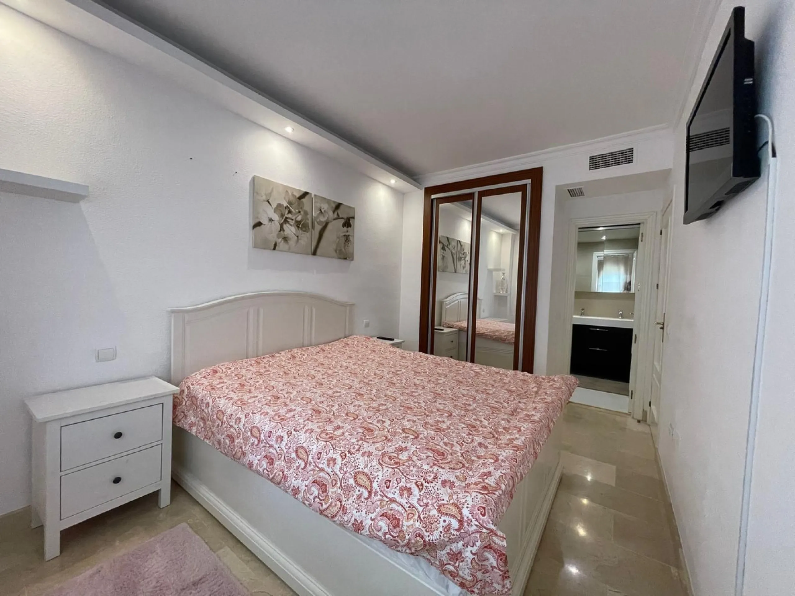 Discover this stunning duplex penthouse in the heart of Benalmádena, perfect for those seeking a modern, bright, and cozy space. With 155 m² built and 86 m² usable, this property features two spacious bedrooms designed for your comfort.