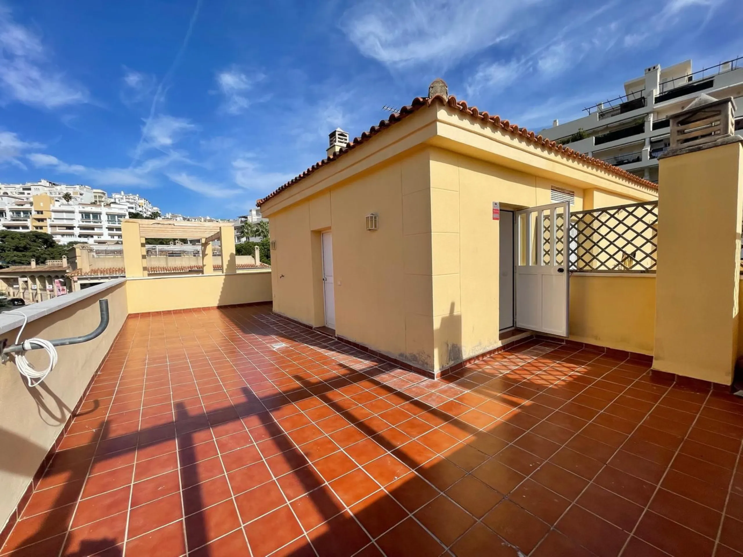 Discover this stunning duplex penthouse in the heart of Benalmádena, perfect for those seeking a modern, bright, and cozy space. With 155 m² built and 86 m² usable, this property features two spacious bedrooms designed for your comfort.