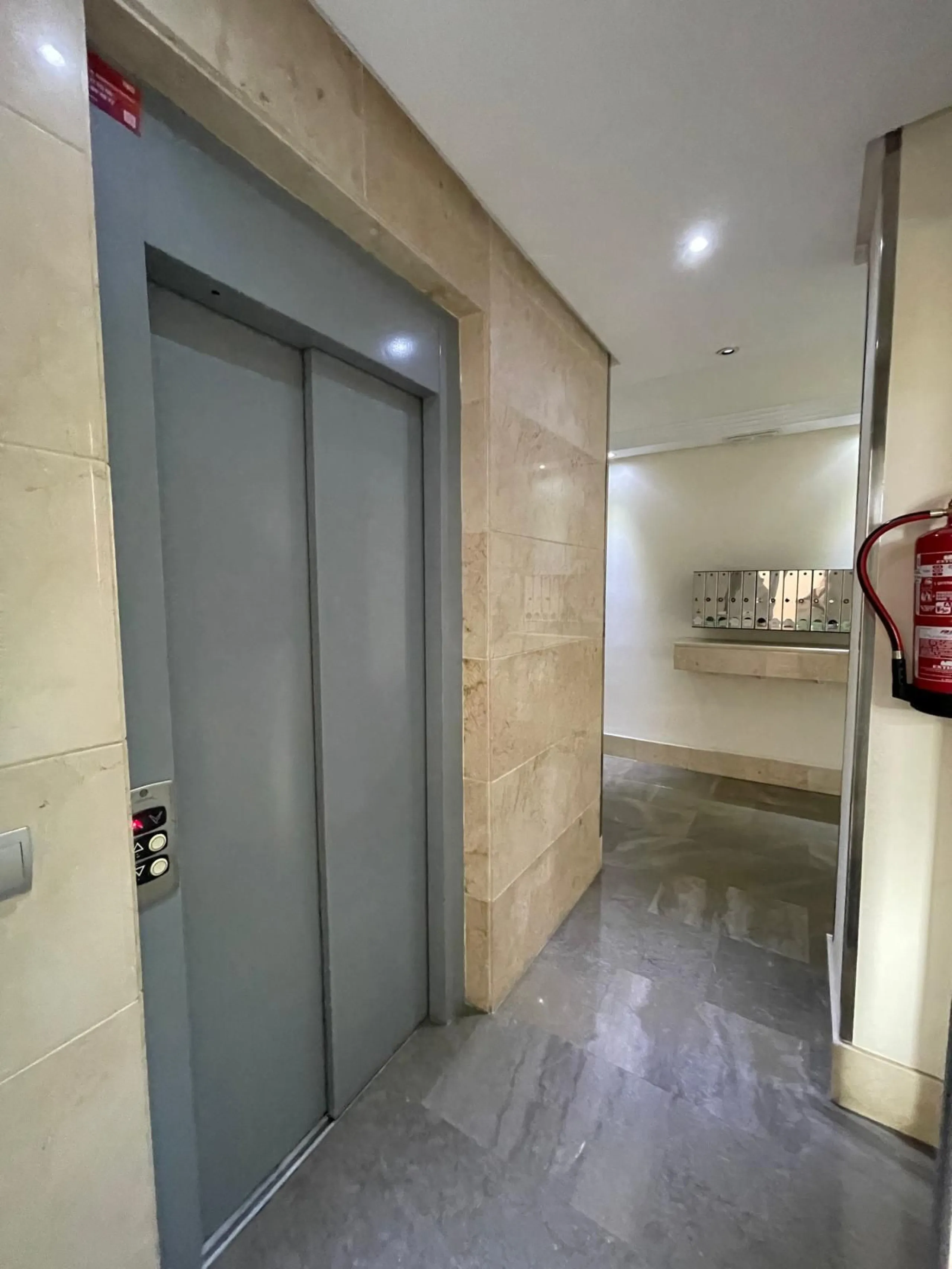 Discover this stunning duplex penthouse in the heart of Benalmádena, perfect for those seeking a modern, bright, and cozy space. With 155 m² built and 86 m² usable, this property features two spacious bedrooms designed for your comfort.
