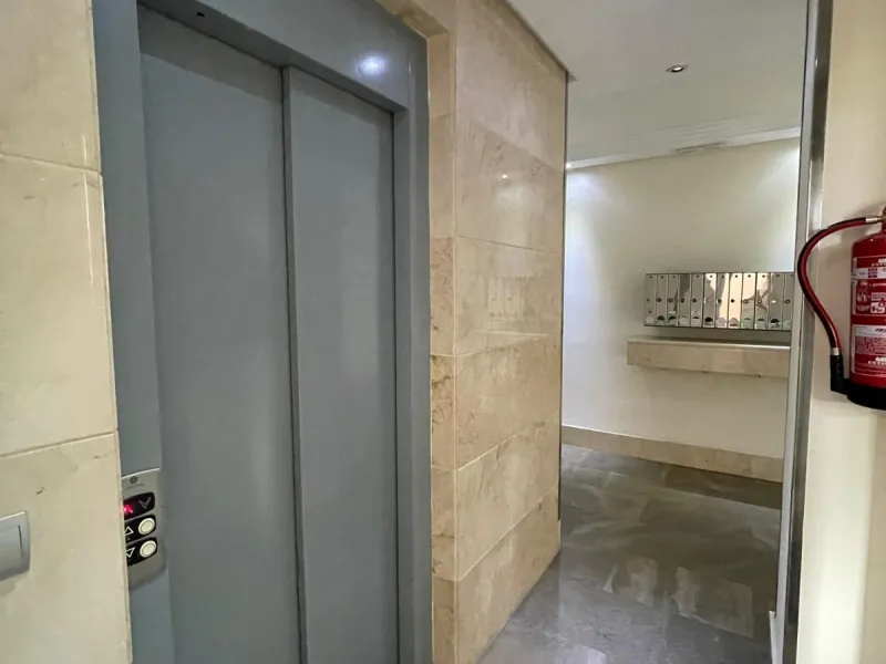 Discover this stunning duplex penthouse in the heart of Benalmádena, perfect for those seeking a modern, bright, and cozy space. With 155 m² built and 86 m² usable, this property features two spacious bedrooms designed for your comfort.