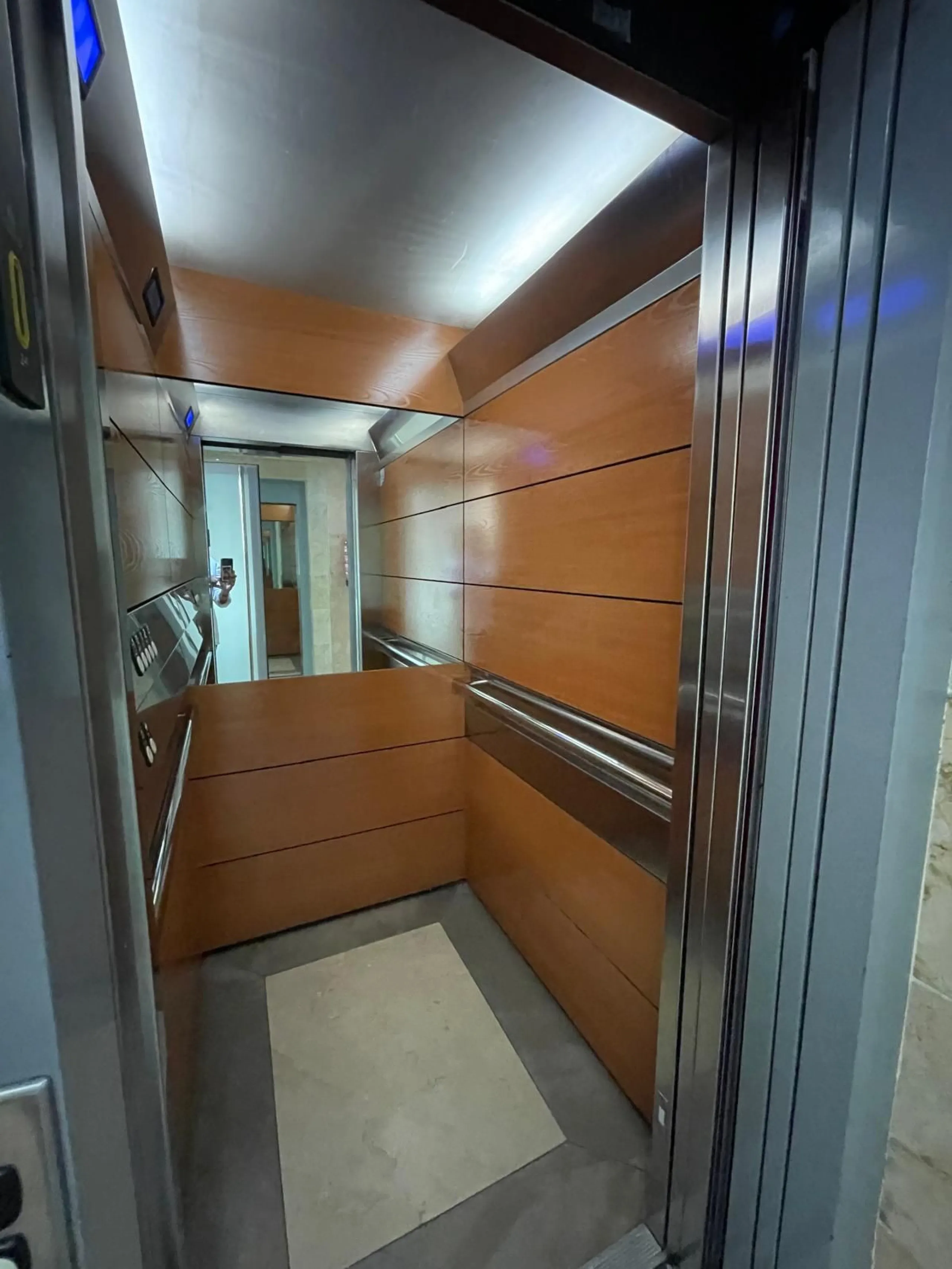 Discover this stunning duplex penthouse in the heart of Benalmádena, perfect for those seeking a modern, bright, and cozy space. With 155 m² built and 86 m² usable, this property features two spacious bedrooms designed for your comfort.