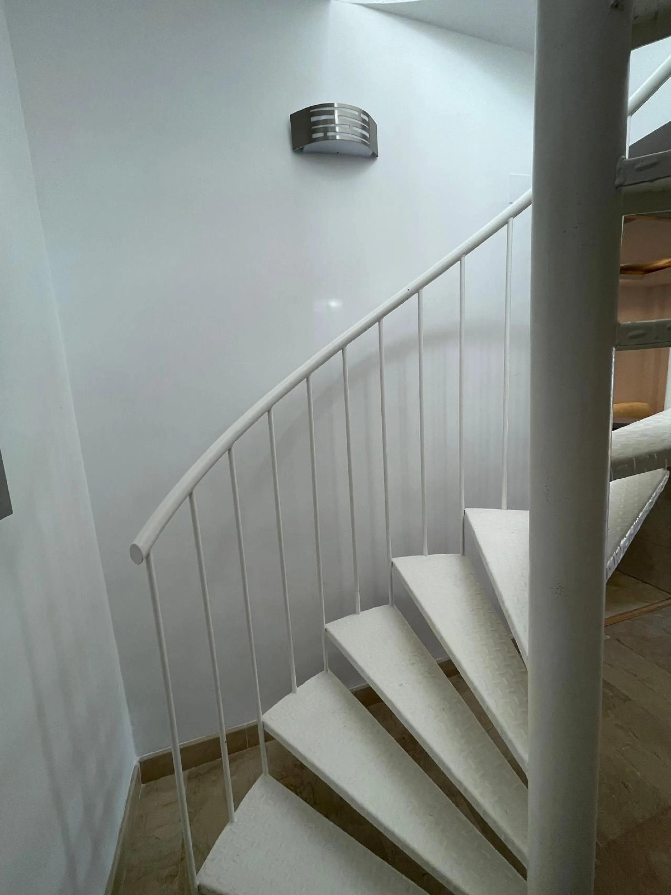 Discover this stunning duplex penthouse in the heart of Benalmádena, perfect for those seeking a modern, bright, and cozy space. With 155 m² built and 86 m² usable, this property features two spacious bedrooms designed for your comfort.