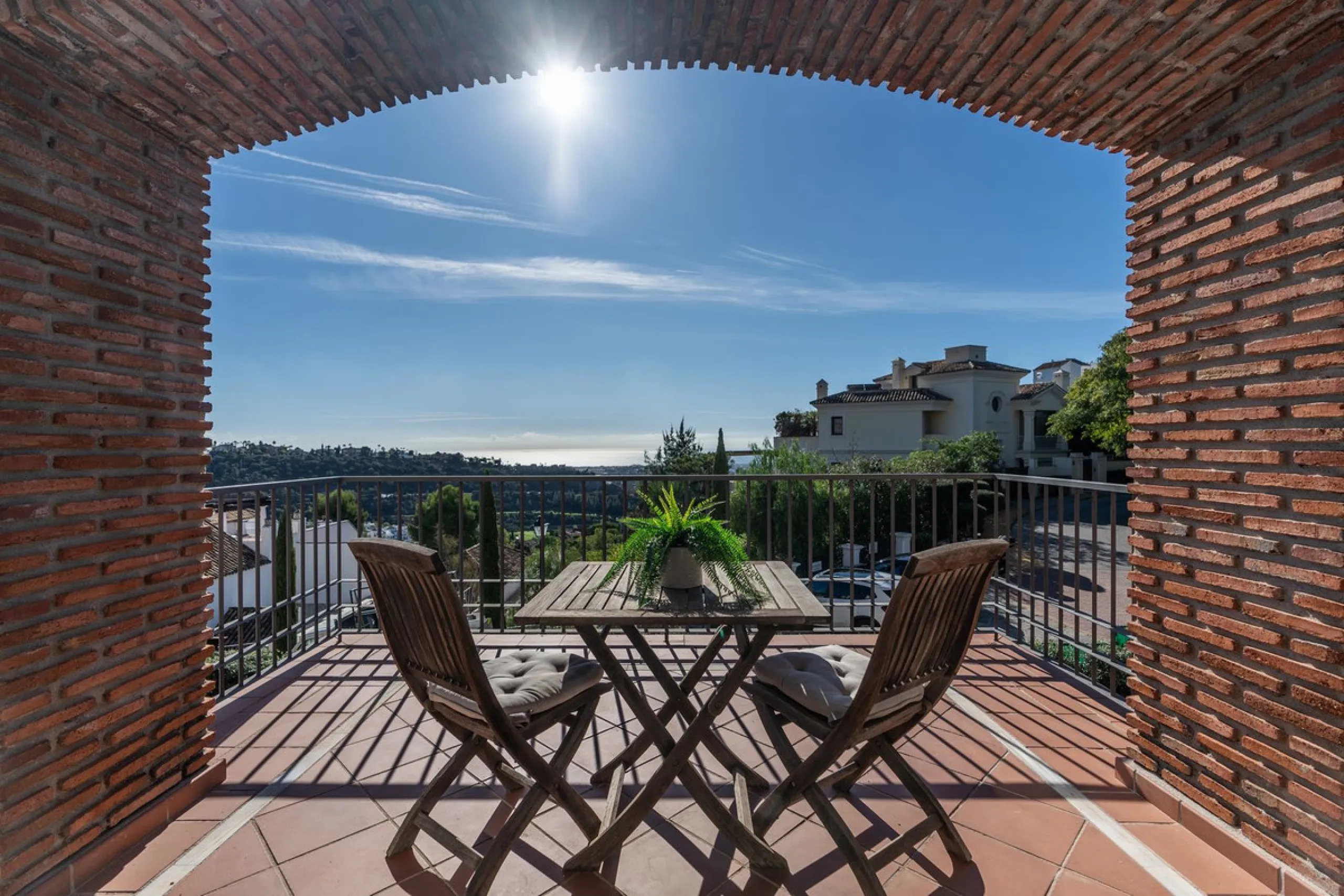 Apartment - Middle Floor Apartment в продаже в Benahavís, Málaga. В доме 2 спален и 2 ванных комнат. Площадь дома 95 м²