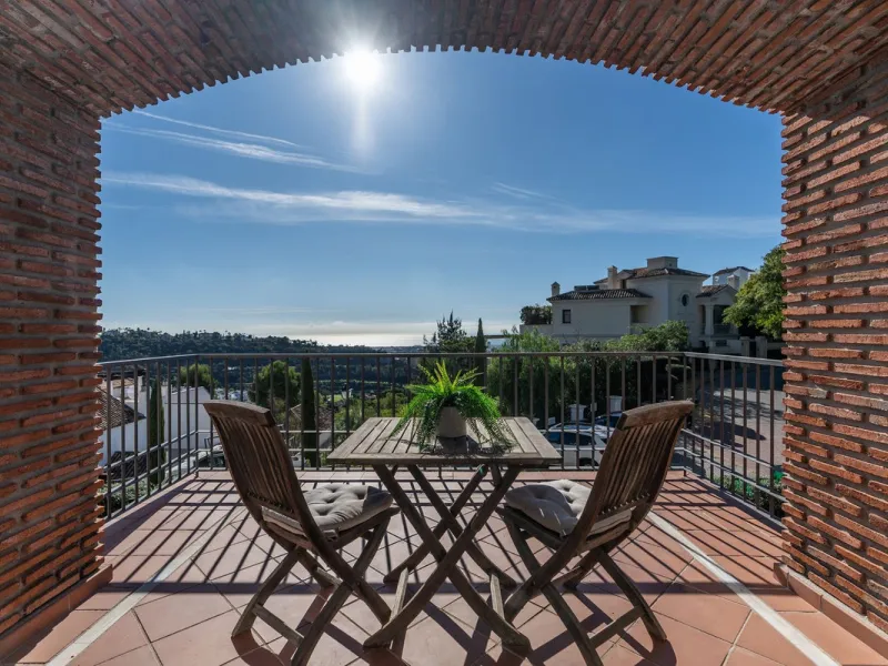 Apartment - Middle Floor Apartment в продаже в Benahavís, Málaga. В доме 2 спален и 2 ванных комнат. Площадь дома 95 м²